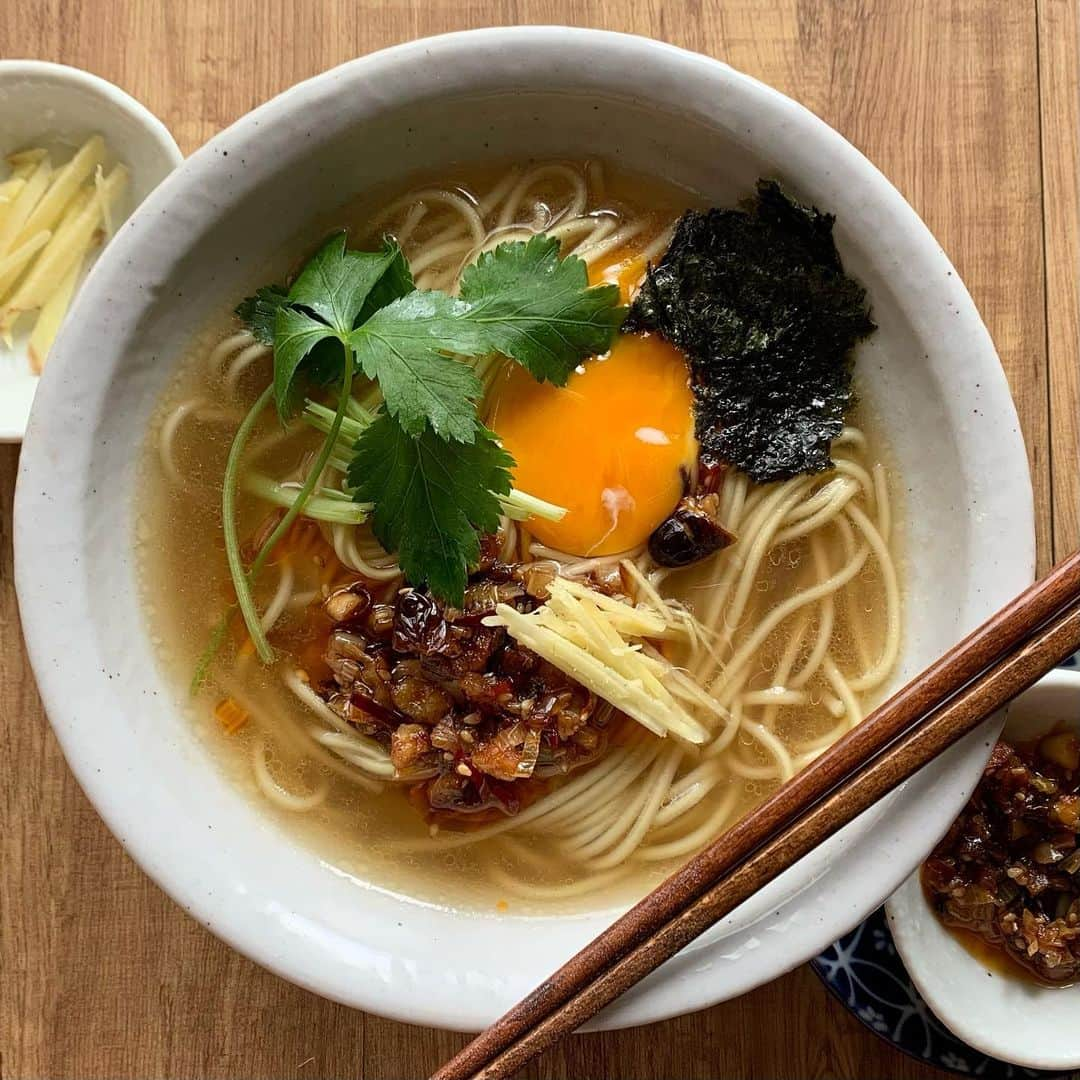 荒川真衣のインスタグラム：「【実は虫入り】﻿ ラー油麺🍜🍜﻿ ﻿ 夜中に食べたいものは？ってみんなに聞いたら﻿ ラーメンが多かったので﻿ ラーメン作ってみました❤️﻿ ﻿ てか、この麺が美味しすぎるぅううう！﻿ 　﻿ ﻿ ﻿ #まいころcooking﻿ #マルタイラーメン #自家製蚕ラー油﻿ #アレンジレシピ色々﻿ #誰でも食べれる昆虫食﻿」