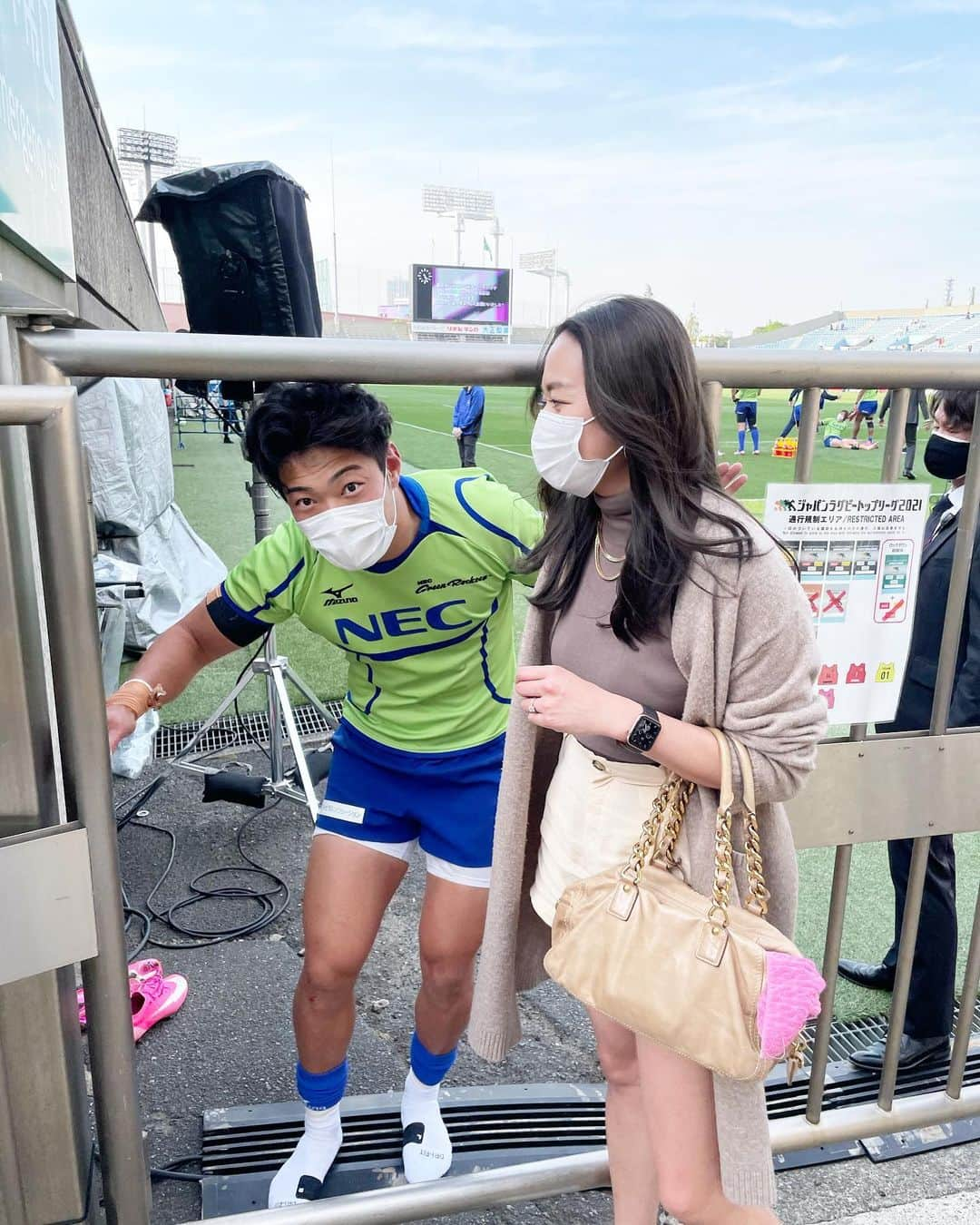 結子さんのインスタグラム写真 - (結子Instagram)「👏👏👏Our first picture at the Chichibu rugby stadium haha I’m proud of you @k__________ichi ❤️ . 今シーズンお疲れ様でした✨👏 8年目にして初めて試合後一緒に写真📷✨ トップリーグもこれでもう終わりとは感慨深い試合でした。 .  #rugby#sports#family #ラグビー#トップリーグ#necグリーンロケッツ #なんかハンカチ出とる」4月26日 21時22分 - yuiko_yyy