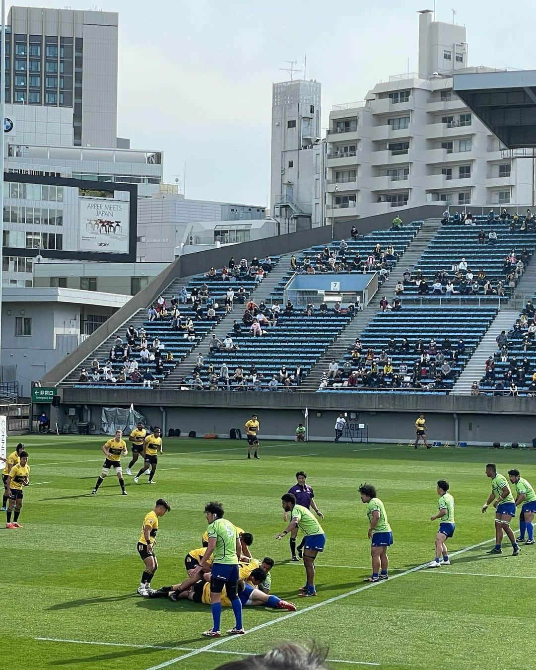 結子さんのインスタグラム写真 - (結子Instagram)「👏👏👏Our first picture at the Chichibu rugby stadium haha I’m proud of you @k__________ichi ❤️ . 今シーズンお疲れ様でした✨👏 8年目にして初めて試合後一緒に写真📷✨ トップリーグもこれでもう終わりとは感慨深い試合でした。 .  #rugby#sports#family #ラグビー#トップリーグ#necグリーンロケッツ #なんかハンカチ出とる」4月26日 21時22分 - yuiko_yyy