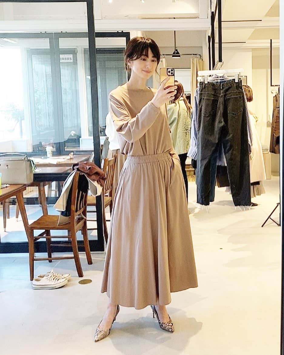 前田ゆかのインスタグラム：「先日AW展示会へ  素材とシルエットが程よいリラックス感があり女性らしい空気感のある ブランド @mica.deal  #マイカアンドディール  はじめの写真！ リラックス感のある素材にきれいめなシルエットが気に入ってセットアップをオーダー！  偶然に久しぶり会えて嬉しかった✨ @mstylemiwa 美和さん @shoko_92 しょうこさん 井上さんと一緒に🤳  #micaanddeal  #awcollection #fashion」