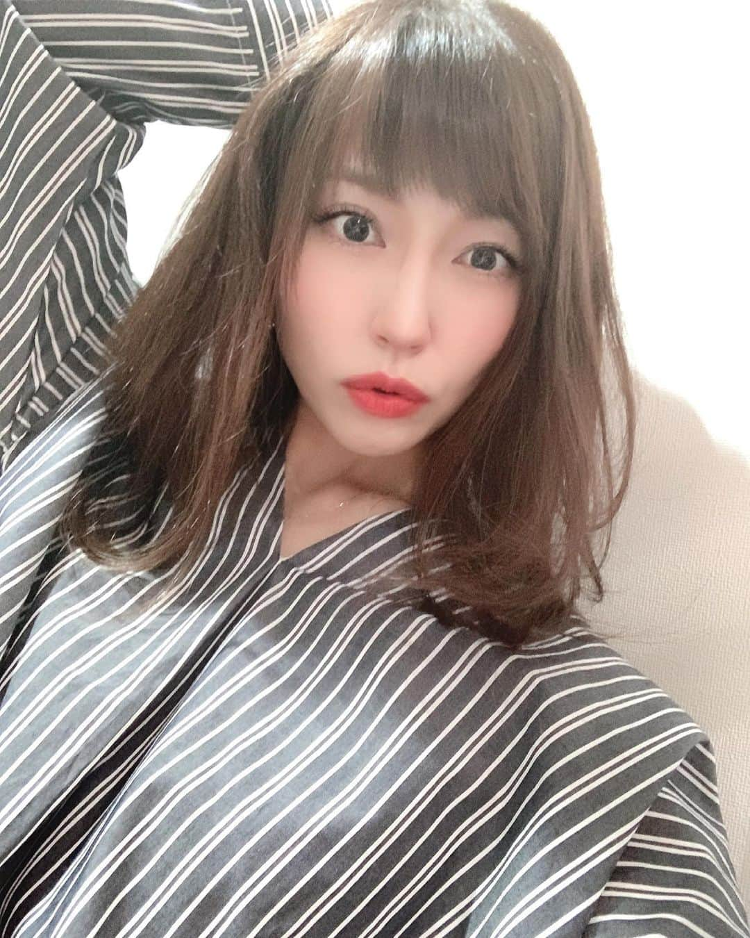 中川祐子さんのインスタグラム写真 - (中川祐子Instagram)「Red lip💄♡ . 普段は淡い色が多いんだけど、 たまーにこんな濃い色をつけたくなる💋 唇の色を変えるだけで 雰囲気や気分も変わるから やっぱり口紅って大事‼️ . 外ではマスクをしていても 食事をする時とか ふと外した時に顔色が悪く見えるのはイヤ。 だけどマスクにベタベタ色が付くのもイヤ。 だから最近は専らティントタイプのリップを愛用してるよ💓 . #シャネル #シャネルルージュ #chanel  #chanellipstick  #ルージュアリュールラック #大人リップ #赤いリップ #濃い色リップ #sexycolor #red #lipstick #ティントリップ #me」4月26日 21時38分 - nakagawa.yuko