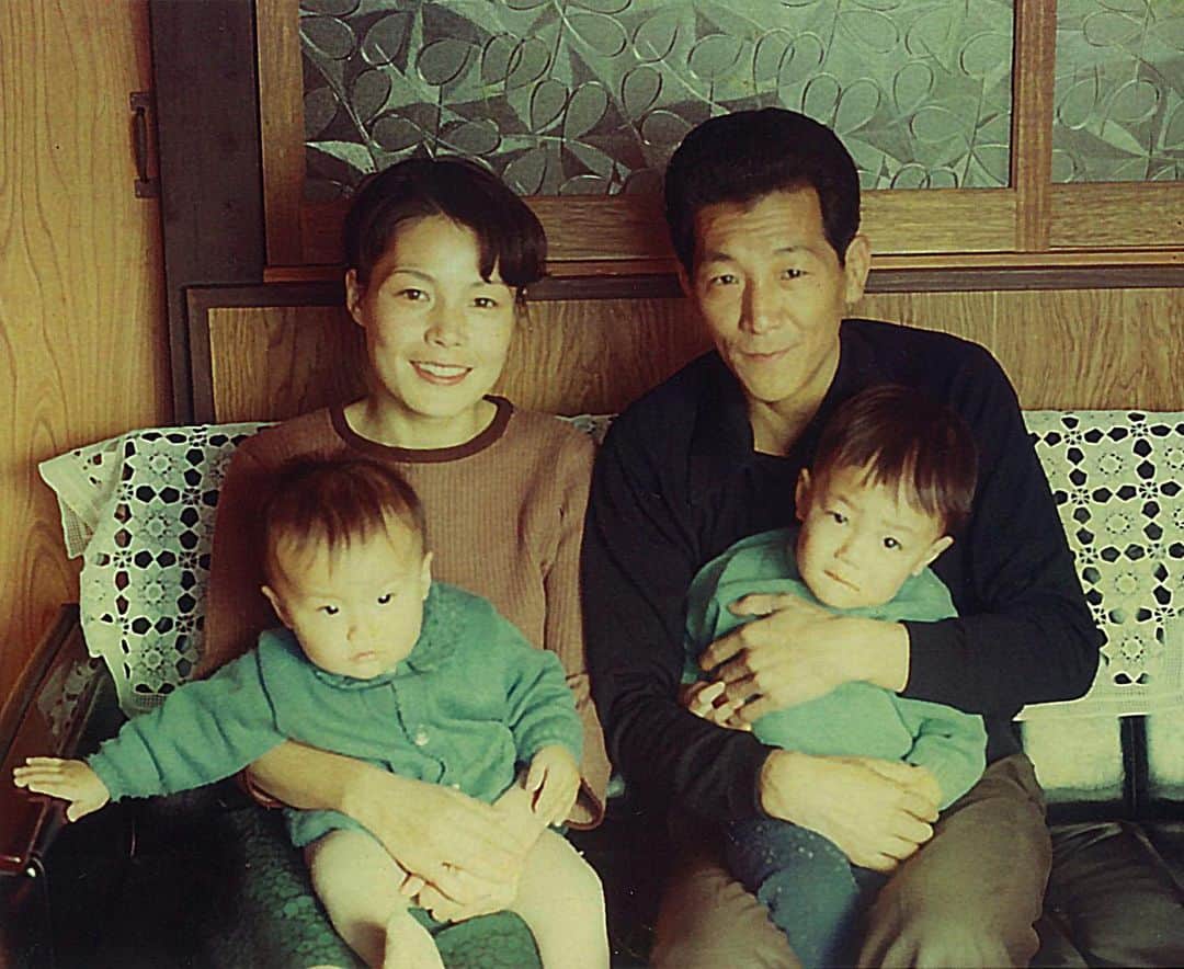 福山雅治さんのインスタグラム写真 - (福山雅治Instagram)「父ちゃん、母ちゃん、ただただ、生んでくれてありがとう。福  #NHK #ファミリーヒストリー #福山雅治 #BROS1991」4月26日 21時45分 - masaharu_fukuyama_official