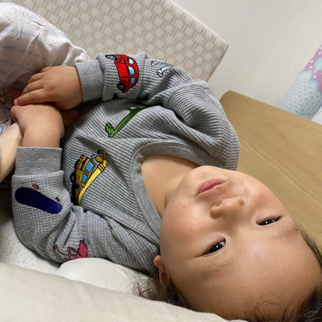江原千鶴（エハラチヅル）のインスタグラム：「ある日の寝る前。  うたくんは 「まま、ねよー！」 と手を繋いでベッドに連れて行ってくれます💕  ママの親指を握りながら、寝る直前までお喋りしたり歌ったり🤣  夜泣きはあんまりしないから、お互いよく寝れてます‼️  #2歳4ヶ月 #うたくん成長記録 #寝かしつけ」