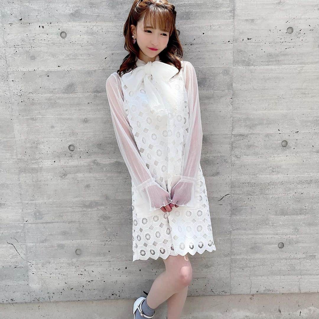 もえのあずきさんのインスタグラム写真 - (もえのあずきInstagram)「ホワイトコーデ🤍  #ホワイトコーデ#白コーデ #白ワンピ#シースルートップス #リボンブラウス #モテコーデ#くるりんぱ#くるりんぱアレンジ #くるりんぱハーフアップ #モテ髪 #大食い#もえあず」4月26日 22時24分 - moeazukitty