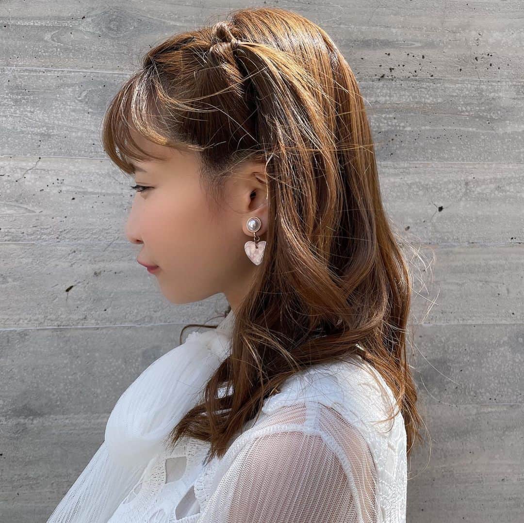 もえのあずきさんのインスタグラム写真 - (もえのあずきInstagram)「ホワイトコーデ🤍  #ホワイトコーデ#白コーデ #白ワンピ#シースルートップス #リボンブラウス #モテコーデ#くるりんぱ#くるりんぱアレンジ #くるりんぱハーフアップ #モテ髪 #大食い#もえあず」4月26日 22時24分 - moeazukitty