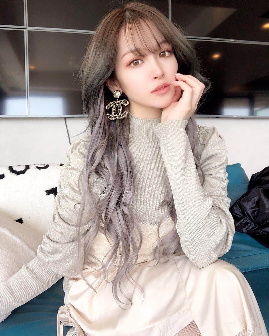 玉川来夢のインスタグラム：「最近お気に入りのコンタクトの色が可愛い💕 この前ストーリーにも載せてた Diya one dayのVanilla Beige♡ @sancity_official  元々色素が薄くて茶色い目なので より明るく茶色い瞳になって 髪色とも合うし今流行りの濃いめ眉毛にも合う色だからとっても気に入ってる😭💕 派手すぎず程よく盛れるので カラコン探してる方は是非💗 #sancity #サンシティ #サンシティカラコン #カラコン #カラコンレポ #カラコンレビュー #カラコン着画 #カラコン通販 #ベージュカラコン #バニラベージュ #diyaoneday #ダイヤワンデー」