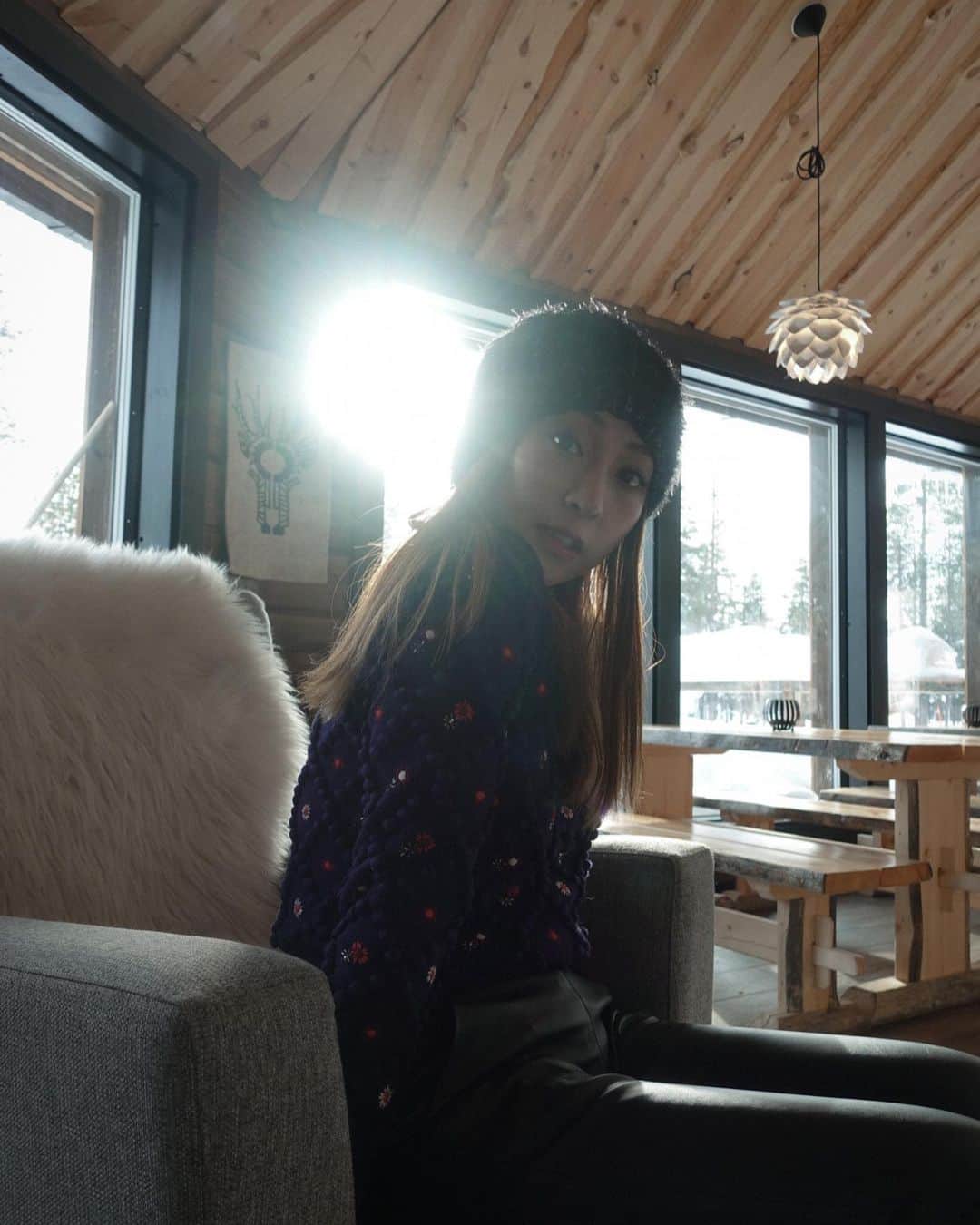 辰巳奈都子のインスタグラム：「逆光きれい♡ またまたフィンランド編に戻ってきました🇫🇮  ニットは @mamekurogouchi  ポンポンいっぱい、スパンコールきらきら、 飾りつきのニット大好き🧶  レザーパンツは @loungedress 何年間も大活躍✨  ニット帽はそのどこかの国で適当に買ったやつです♪  #northenlightsvillage #northenlights #fin #finland #trip #knit #fashion #aurora #hotel #scandinaviandesign #scandinavianinterior #scandinavia #オーロラ　#フィンランド #北欧 #旅行 #女子旅」