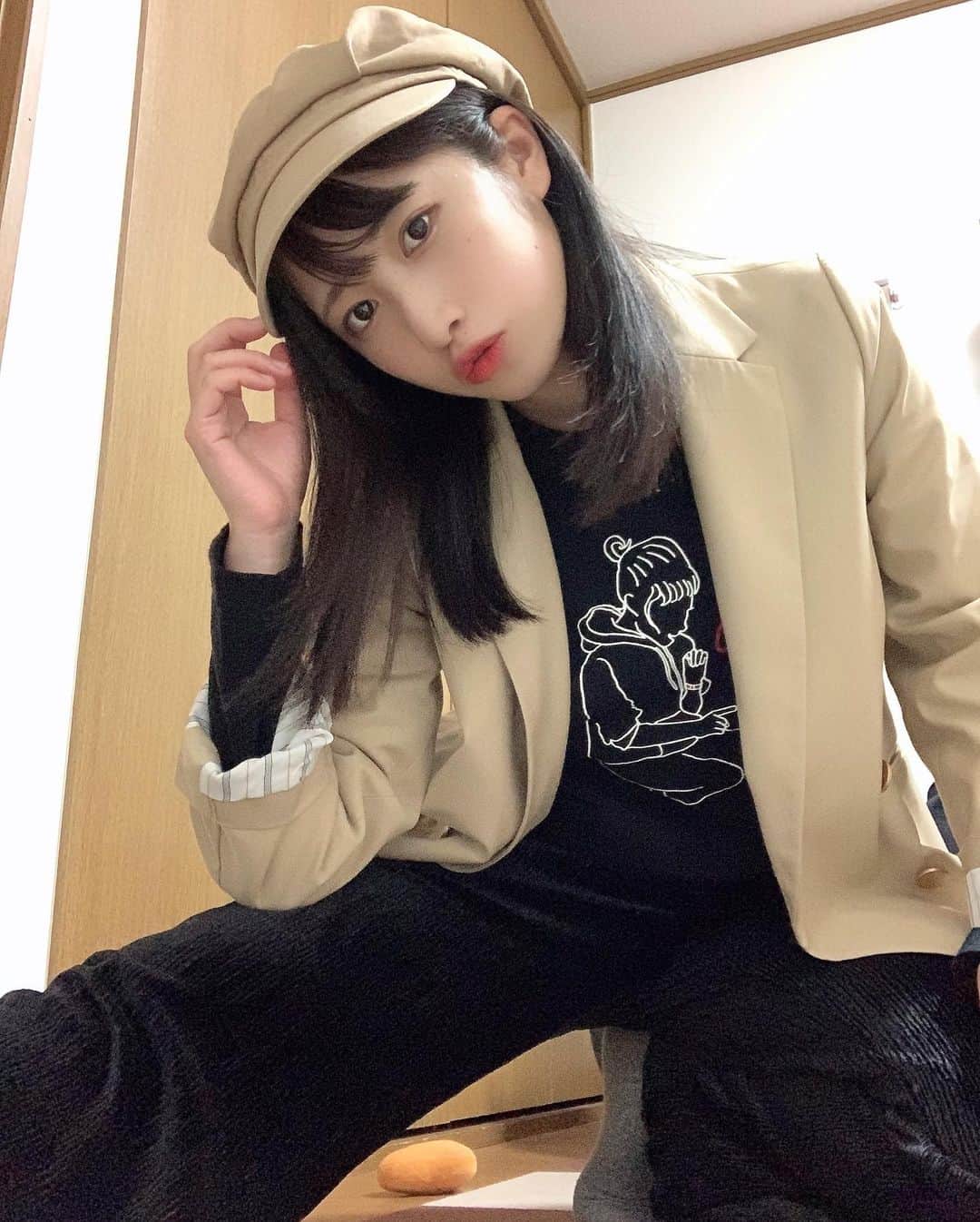 加藤一華さんのインスタグラム写真 - (加藤一華Instagram)「. ブラックコーデ🐕🖤 おすわりＴ、こんな着方もできるよ💫  パンツはGreenParks topic🌿👖  #ブラックコーデ  #低身長コーデ #ootd #fashion #ぷんたのおもちゃ落ちてる」4月26日 23時16分 - ichika_kato