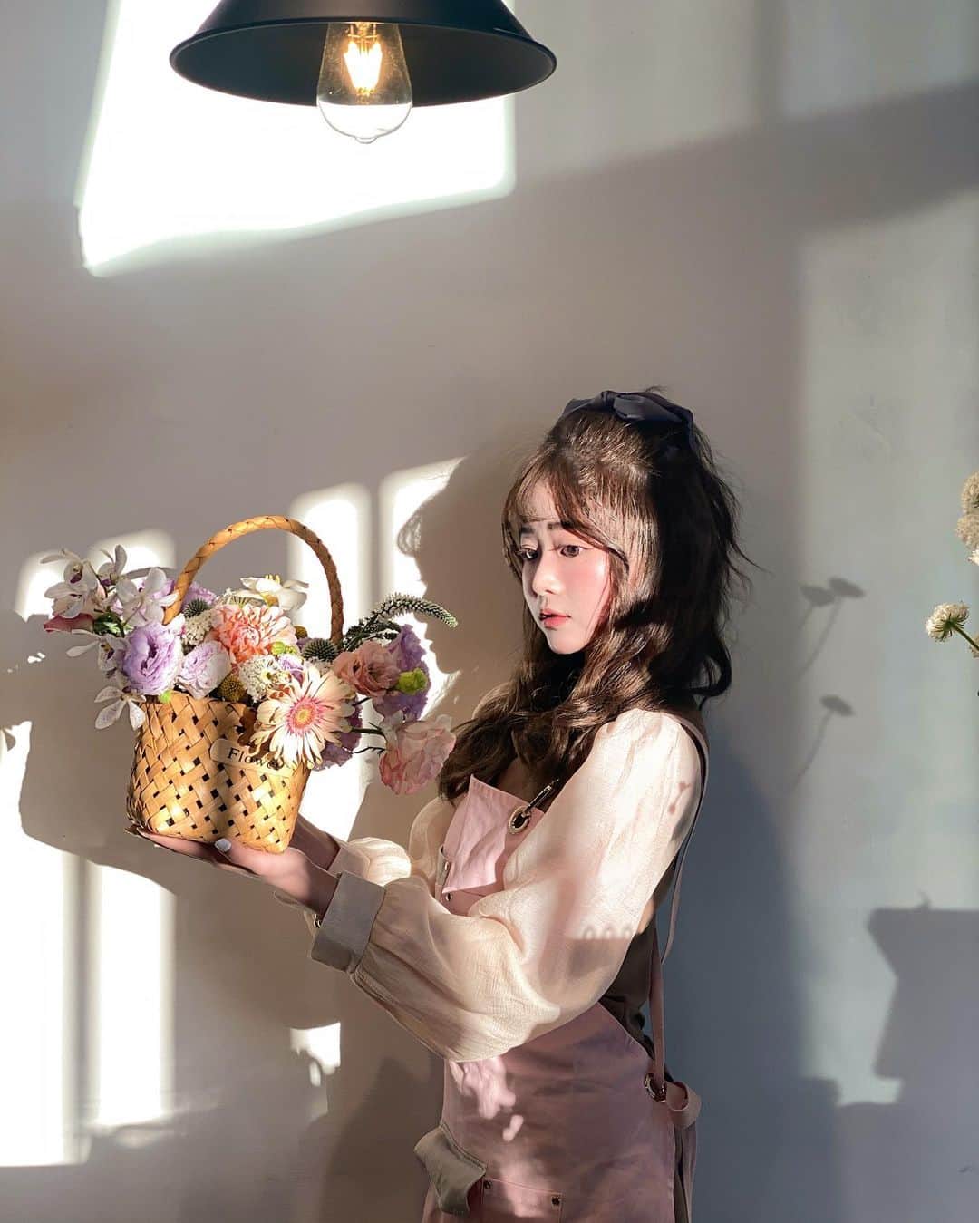徐薇涵（Wei Han Xu）のインスタグラム：「近期找到一項興趣又能撫慰心靈的事🥰 在 @i.florist1991 上 #紅酒花藝  認識了好多種花 這次的花籃主花是用粉卷卷太陽🌻粉橘色邊邊卷卷超可愛 配上🌹草莓牛奶玫瑰花  整籃又香又可愛😍 好期待再開課做出屬於自己的花♡ #iflorist  #taipei #flowers #life #lifestyle #花藝佈置 #愛花人」