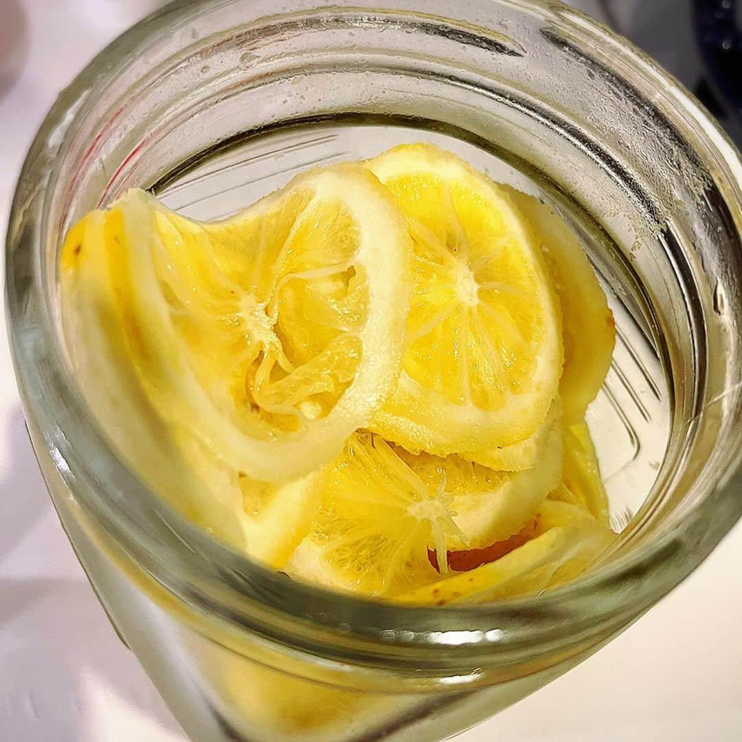 宮崎宣子さんのインスタグラム写真 - (宮崎宣子Instagram)「レモン🍋とソーダで割ったレモン水🍋 無農薬レモン🍋をシロップ漬けにしたもの☺️ もちろん、実家の母からで、 私は、何にも作ってませんが、 仕事でイライラの時には、 紅茶に入れたり、お湯で割ったり、ハーブティーに入れたりかなりの重宝🙌 朝はヨーグルトにのせてます😊  母に感謝🙏🍋  #無農薬レモン #レモン水 #レモンティー #レモネード #オーガニックレモン #オーガニック生活 #無農薬 #organic #remon  #remontea #remonsoda」4月26日 23時32分 - miyazaki_nobuko