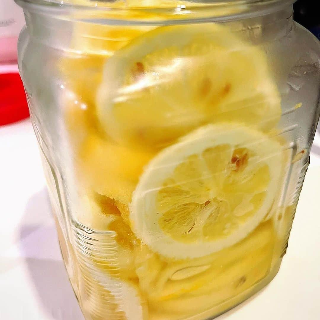 宮崎宣子さんのインスタグラム写真 - (宮崎宣子Instagram)「レモン🍋とソーダで割ったレモン水🍋 無農薬レモン🍋をシロップ漬けにしたもの☺️ もちろん、実家の母からで、 私は、何にも作ってませんが、 仕事でイライラの時には、 紅茶に入れたり、お湯で割ったり、ハーブティーに入れたりかなりの重宝🙌 朝はヨーグルトにのせてます😊  母に感謝🙏🍋  #無農薬レモン #レモン水 #レモンティー #レモネード #オーガニックレモン #オーガニック生活 #無農薬 #organic #remon  #remontea #remonsoda」4月26日 23時32分 - miyazaki_nobuko