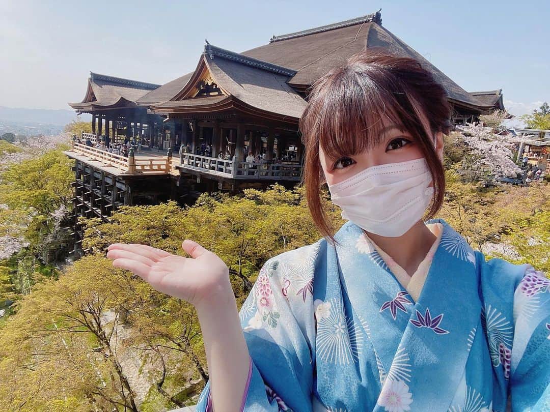小桃のインスタグラム：「「💁🏻‍♀️」 跟emoji一模一樣www  #京都 #kyoto #kimono #着物 #清水寺 #kiyomizudera #さくら #桜 #sakura #日本 #japan」