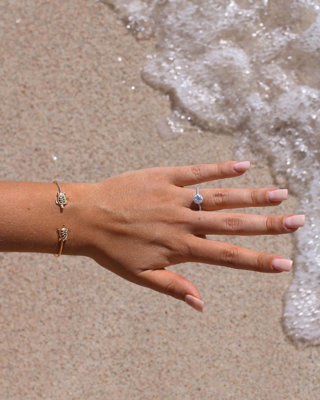 サシャ・カリスさんのインスタグラム写真 - (サシャ・カリスInstagram)「Finding some ocean treasures 🐚😍 Wearing the most beautiful jewelry line by @lexijewelry one of a kind jewelry made in Miami, perfect for boho beach babes! 🥰😘💦 #lexijewelery #bahamas🇧🇸 #beachbum」4月26日 23時43分 - _bahamasgirl_