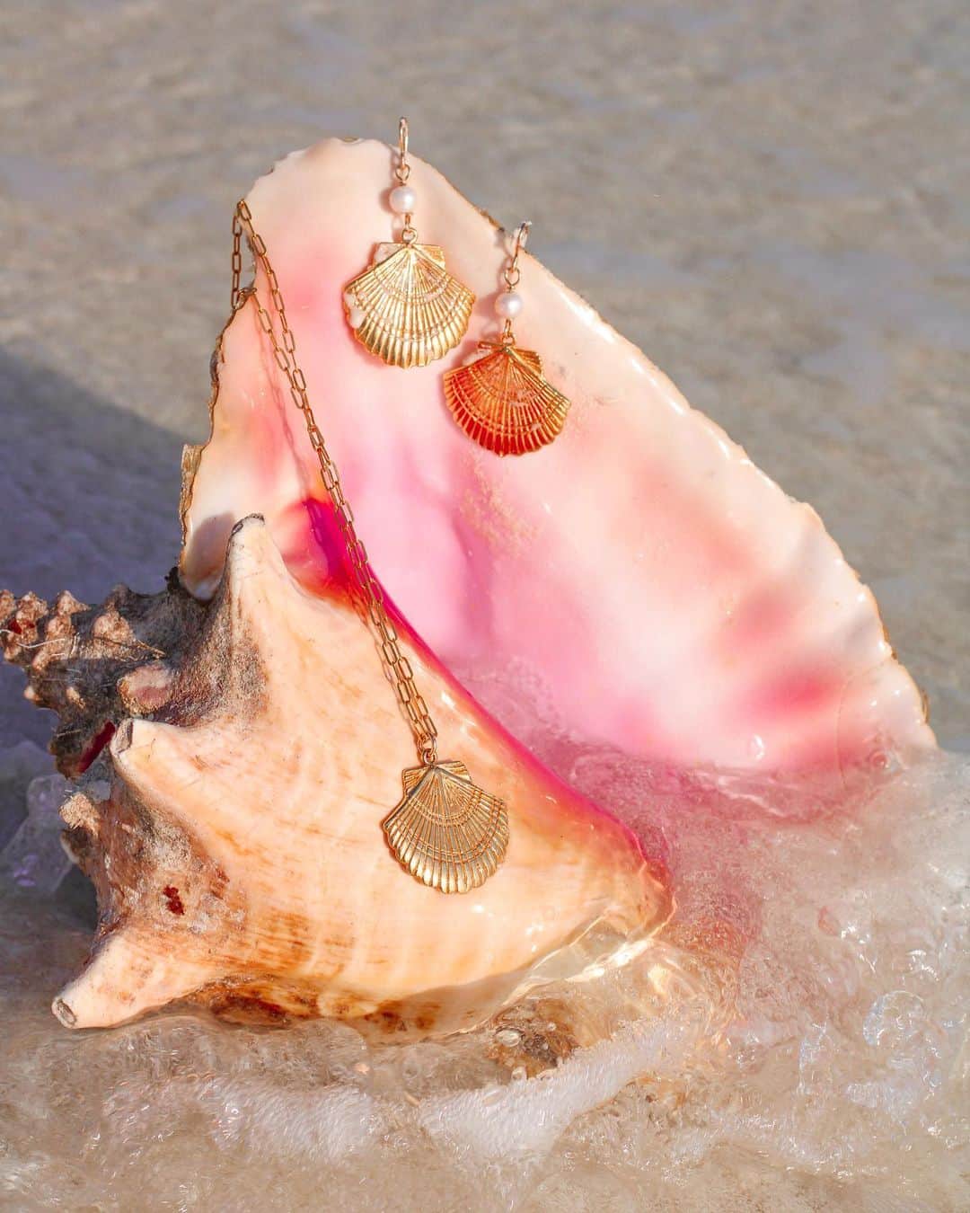 サシャ・カリスさんのインスタグラム写真 - (サシャ・カリスInstagram)「Finding some ocean treasures 🐚😍 Wearing the most beautiful jewelry line by @lexijewelry one of a kind jewelry made in Miami, perfect for boho beach babes! 🥰😘💦 #lexijewelery #bahamas🇧🇸 #beachbum」4月26日 23時43分 - _bahamasgirl_