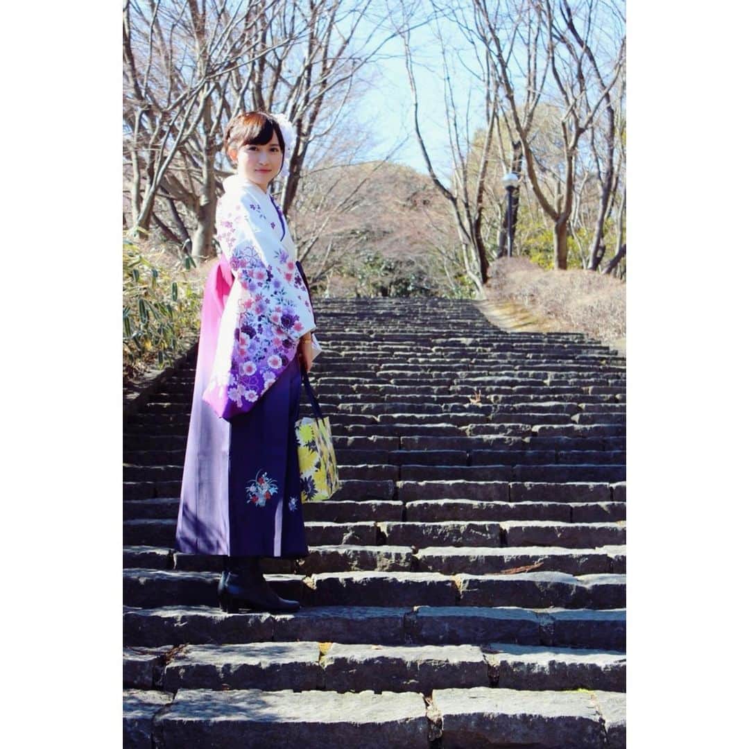 長谷川朋加のインスタグラム：「♡  ✎५⋆*{ 這いつくばってでも打席に立つ } ୨୧-------------------------------- ୨୧  就活の相談を受ける機会が 増えたので少しだけお話。  私は新卒ではアナウンサー以外に 就くつもりはなかったので、 アナ一本で受けていました。 (落ちたら落ちたでその時考えれば 良いやーと思っていたし、 受かるまでやるつもりでした) (根が楽観的だから受かるまで 受け続けるし、この夢が叶わない ことはないと思っていた←幸せ者。笑)  結果、80社くらいは受けたかな？ 針の穴に糸を通すような活動だから 周りが内定していく中で 焦りも不安もあったけど、 【絶対になるんだ！】ともう最後は 持ち前の根性とパッションだけで 受け続けていました(*´꒳`*)笑  腱鞘炎になるかもってくらいESを書いたし 携帯の録音機能で何度も自己PRを 練習したし、とことん自分と 向かい合っていたなぁと。  結果、決まったのは大学4年生の12月中旬。 3月1日から働き始めたので、春休み満喫！ とはいかなかったけど、 大学の卒業式の日にはもう初鳴きを 終えていたという貴重な経験も✌🏻💓  写真はお休みをもらって 大学の卒業式に出たときのもの。  ESを書き続けるのは大変だし、 圧倒的に落ちることの方が多いし、 メンタルコントロールが難しく感じる ことは多々あると思いますが、 打席に立ち続けた人だけが ホームランを打てるので、 【なりたい気持ち】が本気なら 泥に塗れながら這いつくばってでも 打席に立ち続けてほしいなぁ。 踏まれても立ち上がってほしい。  地方局のアナウンサーの仕事は 決して華やかではなくて泥臭いので 今のうちから塗れた方が良い✌🏻  就活生の皆さん、ファイトーっ！ 相思相愛の会社を見つけてください♪ 何社落ちたって一つ相思相愛が 見つかれば成就です♪  就活は通過点でしかないなって つくづく思います🏃‍♀️ なりたい自分と叶えたい夢は尽きないので わたしもみなさんのパッションに 負けないように頑張ります✌🏻✌🏻  いつでもエネルギー値は最大で 生きていたいもの🤩  考える暇があったらとにかく打席に立とう！！！！ 何かあったら応援するのでお声掛けください📣  みなさんを応援するコンテンツも 考えていきたいなと思っています。  ୨୧ -------------------------------- ୨୧ #やりたい事は全部やる #全力前向き前のめり #走るの大好き」