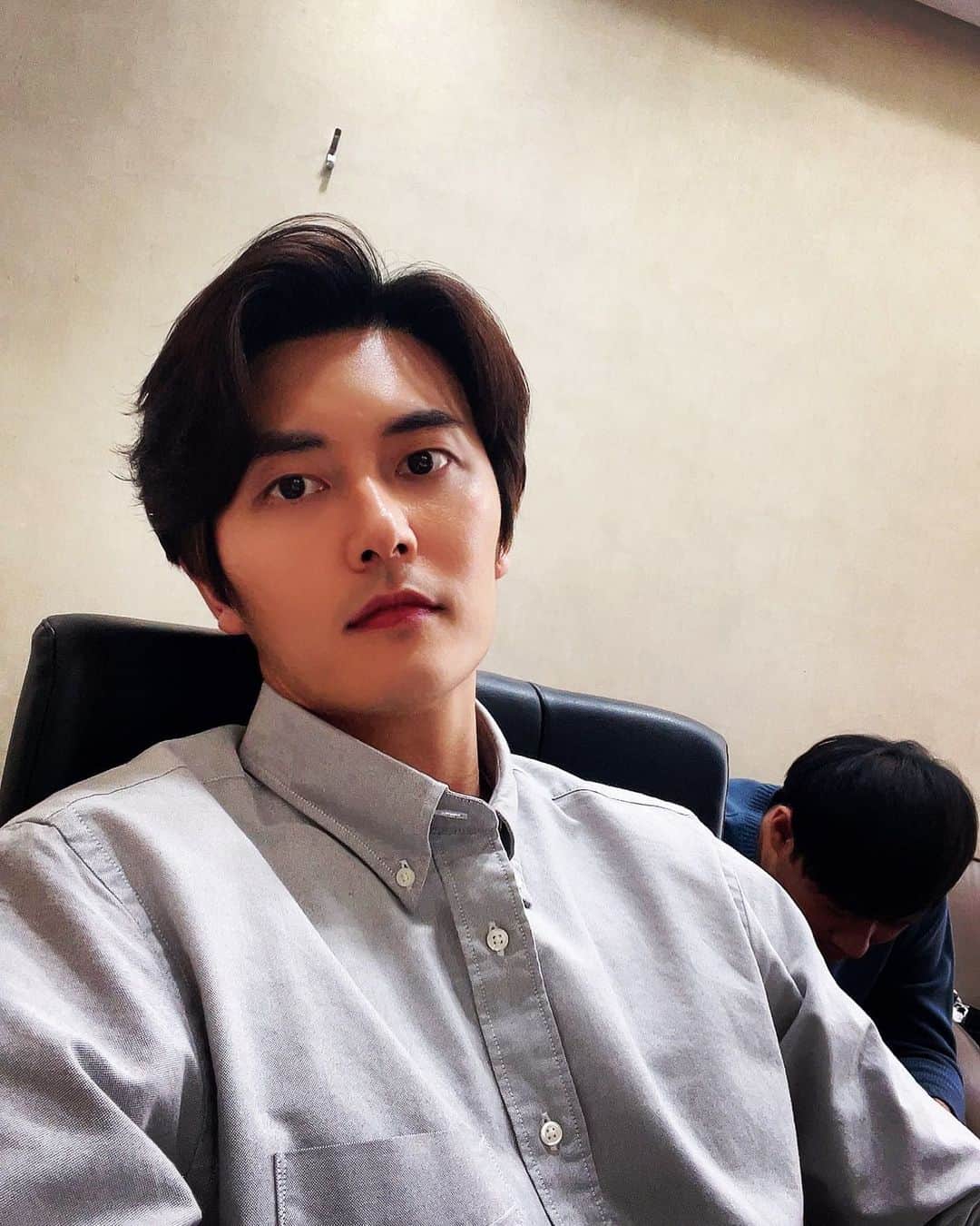 ジェヒのインスタグラム：「오늘도 셋트장서 열촬중 옆에 민수 특별출연 . . . #밥이되어라」