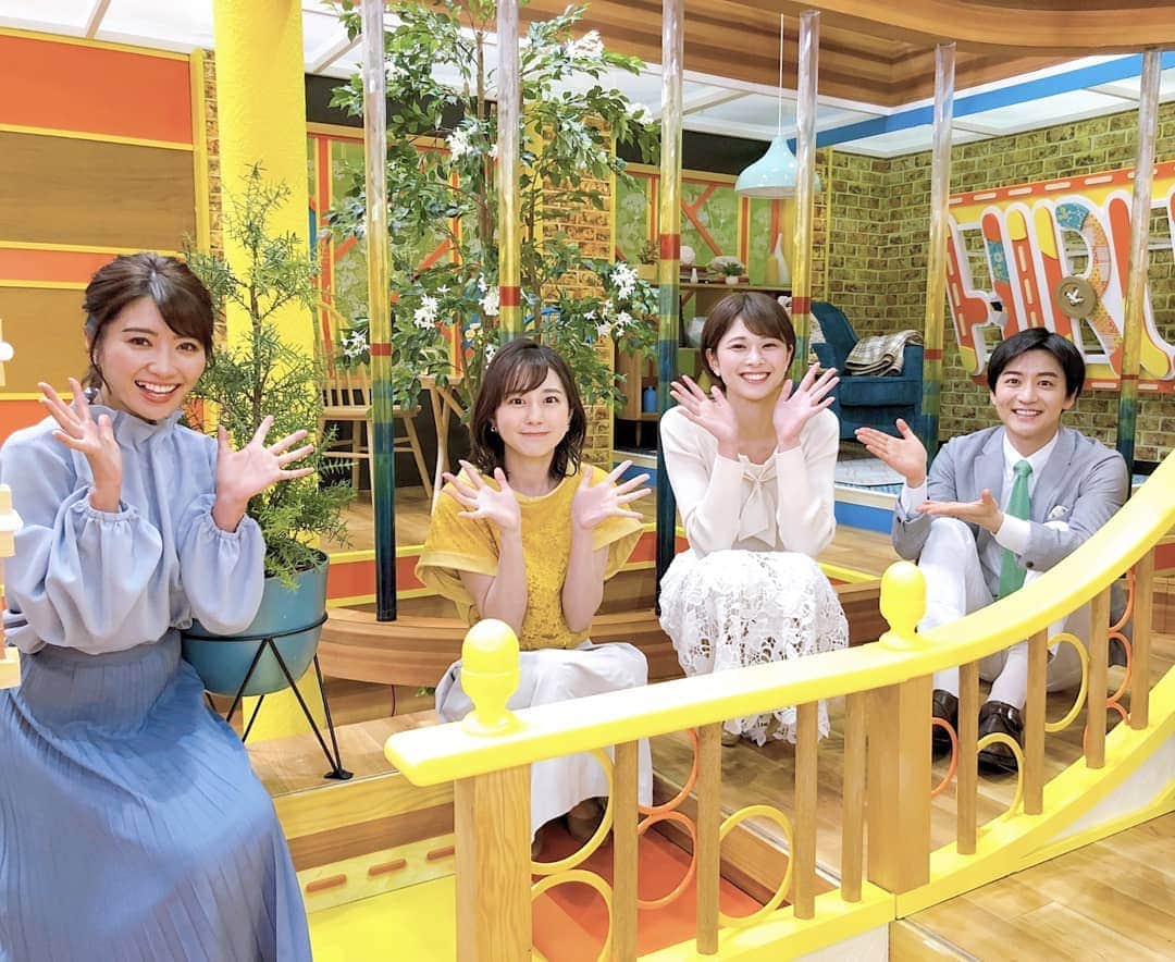 のインスタグラム：「今日はひるおびのセットにお邪魔しました📸 ポップでかわいい雰囲気です🌼  実は、はやドキと同じスタジオの中にあって、時間が変わるとセットが組み替えられるのです〜😁  若林  ※撮影の時のみマスクを外しています  #月曜日 #山本匠晃 #若林有子 #山本里咲 #アナウンサー #久保井朝美 #気象予報士 #はやドキ #tbs」