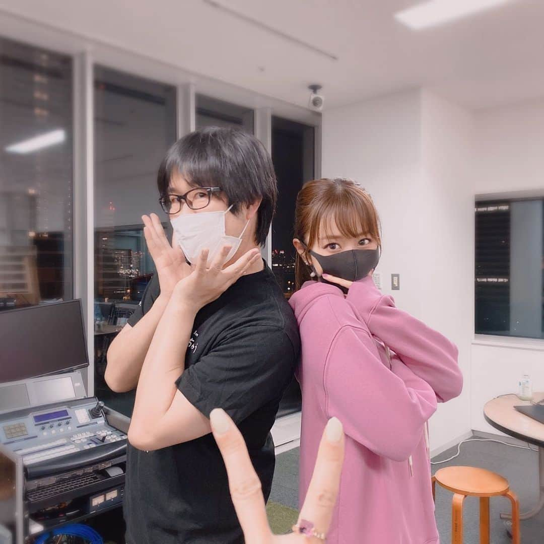 井口裕香さんのインスタグラム写真 - (井口裕香Instagram)「🖤💗✌️ むん！お聴きいただきまあして！ ありがとうございましたああい☺️ 久しぶりのスタジオゲストは！ 鷲崎健さん〜🥳🥳🥳🥳🥳🌟 うれしや〜！たのしや〜！だいすきや〜！  『オッド・アイ』2nd singleのお話、聴かせていただきました☺️  生放送の途中で、後番組「ヨルナイト」ゲスト、高垣彩陽ちゃんがブースの外に登場❣️ 始終テンション爆上がりのわたしなのであった😇❣️ 鷲崎さん、彩陽、ありがとうございました♡ 「ヨルナイト×ヨルナイト」頑張って下さい♡ ♡  写真は彩陽が撮ってくれたよ〜✌️💓」4月27日 0時10分 - ooo31_iguchiyuka_31ooo