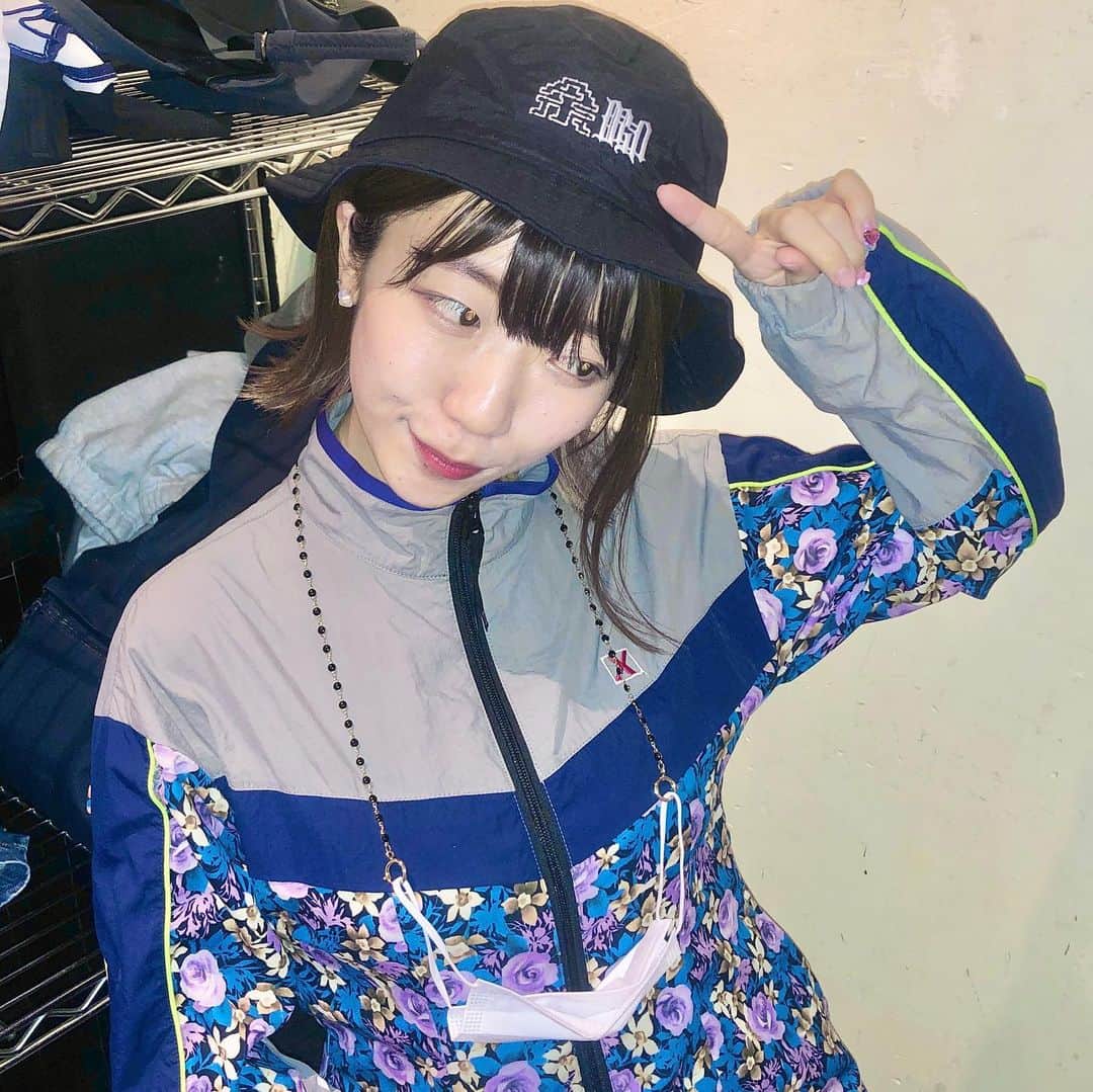 ぱいぱいでか美のインスタグラム：「余韻と脚色のバケハ❣️ . Aマッソの加納さんとラランドのサーヤさんの 『余韻と脚色』 ちょっと前に配信で見て 見終わった瞬間即グッズ注文した〜 めちゃくちゃ満足した配信だったということです 面白かったーーーーーー！今思い出しても！ とくに漫才と最後のコント好きだった そんでバケハが先日届きました🥰 ナイロン素材なのもロゴもかわいい🤍 中のタグにもロゴ入ってて凝ってて最高です！ ステッカーも買いました✌🏻 どこに貼ろっかな〜 なんか薄々気づいてたけど芸人さんのグッズお洒落じゃないですか？ ついつい買ってしまうんですが……。 自分の踏み絵のような数々のTシャツのデザイン反省しよっかな。(しません) . #余韻と脚色 #Aマッソ さん #ラランド さん #俺はインスタグラマーになりてぇ #3枚目だけ #地獄のインカメ生活 #インカメの可能性」