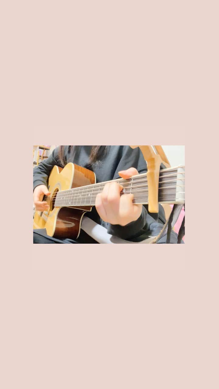清原梨央のインスタグラム：「最近アコギも楽しい。エレキより慣れてないけんまだまだ練習中…🎸 裸の心弾いてみたよ〜🌙  #ギター #guitar #アコギ #acoustic #裸の心」