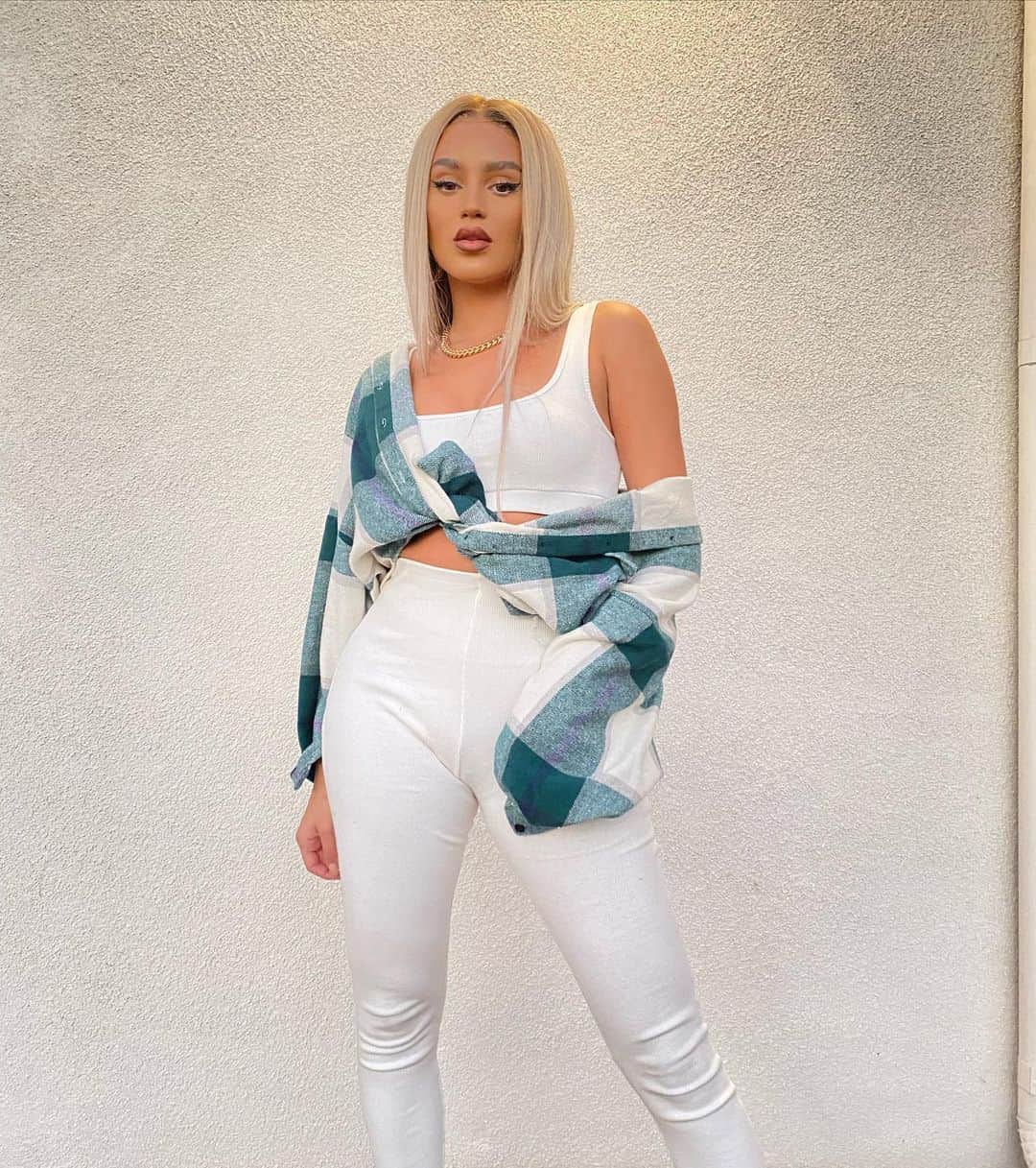 Val Mercadoのインスタグラム：「Bodega run in @missyempire 🥦🤍」
