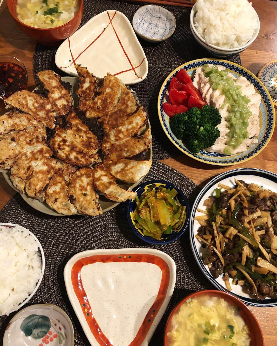神咲詩織のインスタグラム：「・ ・ ・ ・本日の晩ご飯🍽✨ ・ ・ ・自家製餃子(豚ひき肉、キャベツ、ニラ、椎茸) ・チンジャオロース ・鶏胸肉のねぎ塩ダレ&ブロッコリー、トマト ・玉子お豆腐えのきの中華スープ ・ブロッコリーの茎の搾菜風 ・ ・ ・ ・本日はどうしても餃子が食べたくなったのでせっせと手作り🥟 ・ ・ ・たけのことか椎茸いれると歯ごたえ良くなって美味しいよね🤓✨ ・ ・ ・あとチンジャオロースって中華で1番好きなんです私。 ・実は。(謎の報告) ・美味しいよねー🙌 ・ ・今回は牛こま切れを使いました✨ ・ ・ ・鶏胸肉はサラダチキンと同じ要領で！ ・ ・そしてその時でた茹で汁をお鍋に入れてお水と塩胡椒で具材入れて中華スープにしましたよ✨ ・ ・ ・美味しい鶏胸肉の鶏ガラがたっぷり出てスープが一気に本格的になります🙃 ・ ・ ・ ・満腹。 ・ ・ #居酒屋こあら #自炊 #晩ご飯」
