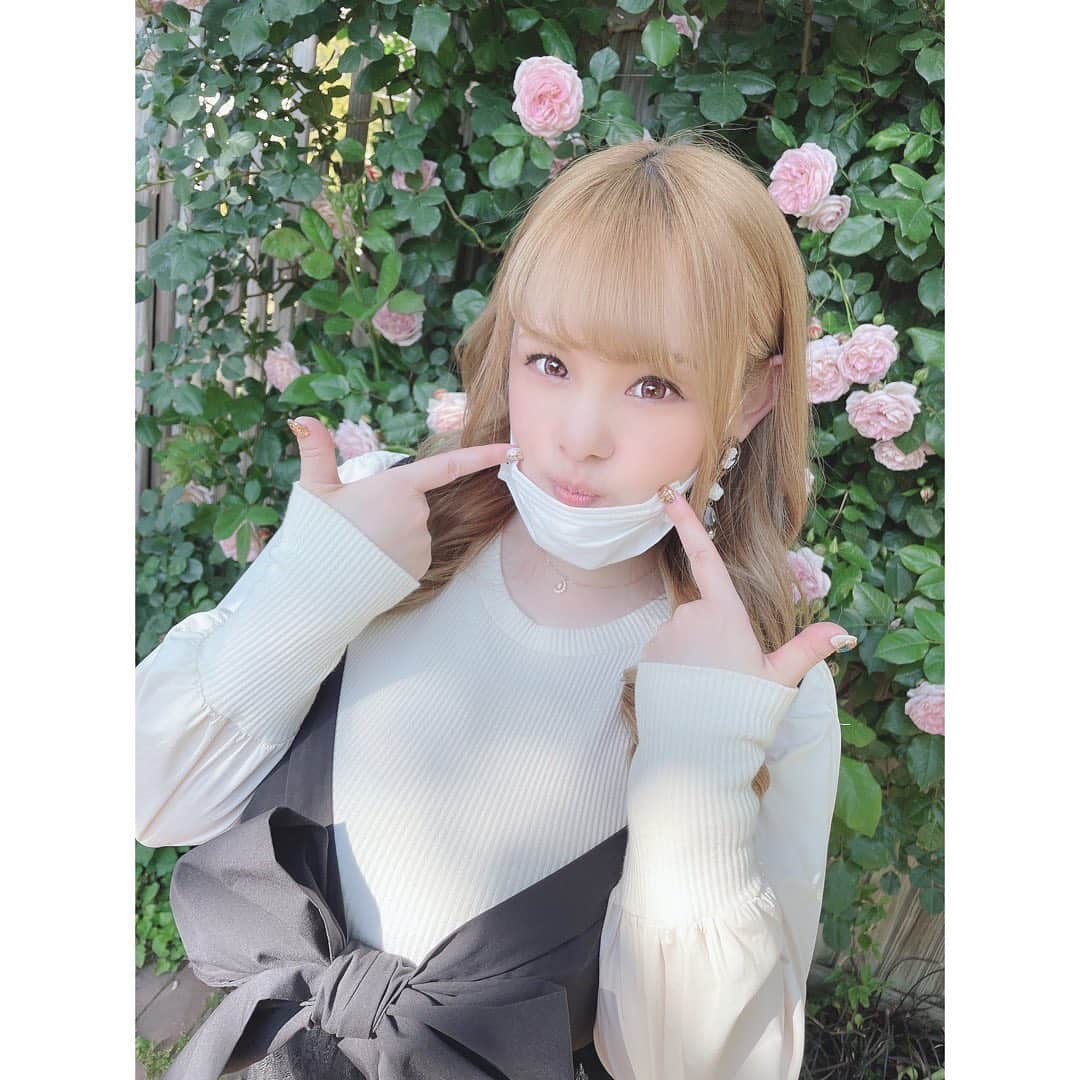 西村ニーナさんのインスタグラム写真 - (西村ニーナInstagram)「綺麗だったね🌹😘2枚目眩しそうすぎ😂  #バラ#薔薇#🌹#バラ園#お花 #西村ニーナ」4月27日 1時40分 - nishimura_nina