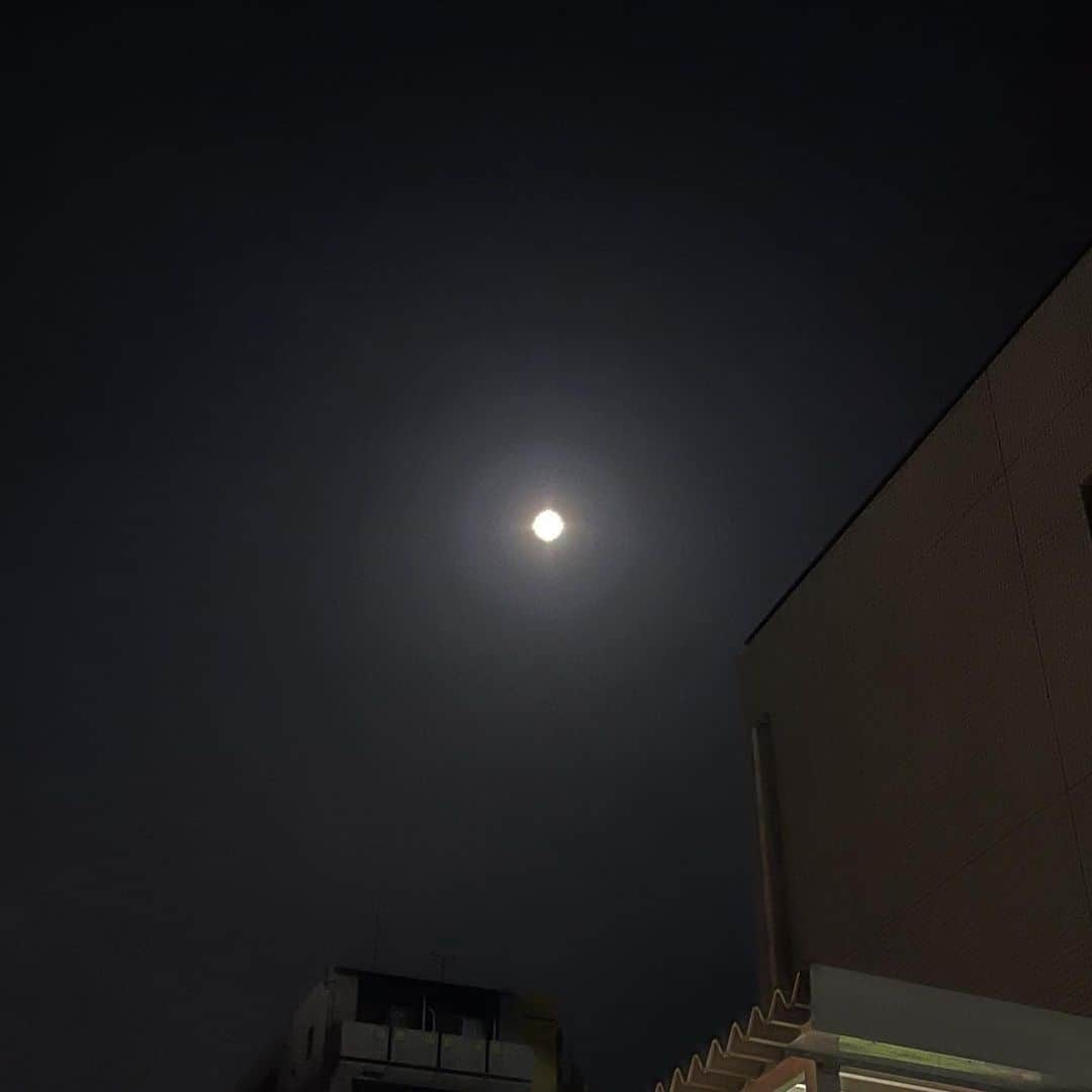 松田岳二さんのインスタグラム写真 - (松田岳二Instagram)「満月の1日前の夜。 ほぼパーフェクトムーン。 2021.4.26.  最近会う人に「月の写真ばっかりアップしてるね」って言われるのですが実は自己満足な小さな仕掛けというかルールがあるのです(笑) 気になる方はプロフィールに飛んでみてくださいませ。  #つきかけ #regardelalune」4月27日 2時02分 - cbsmgrfc