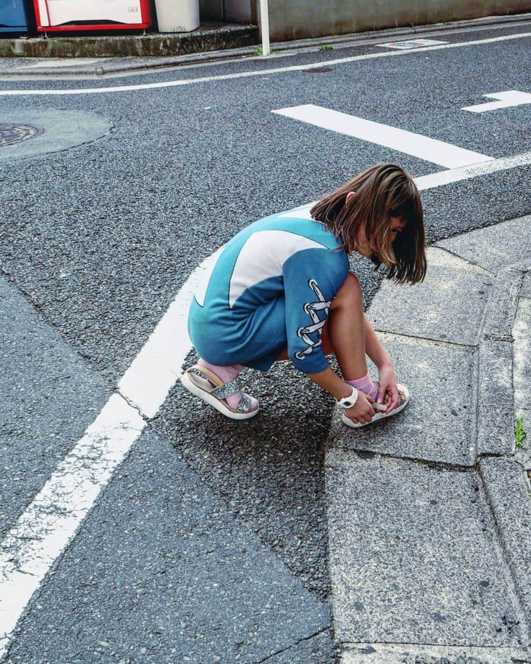 Yoshiko Kris-Webb クリス-ウェブ佳子さんのインスタグラム写真 - (Yoshiko Kris-Webb クリス-ウェブ佳子Instagram)「走れない靴にまだ用はないと言う。 Apparently she doesn't need shoes she can't run in👟 #YET #weirdbeni」4月27日 2時11分 - tokyodame