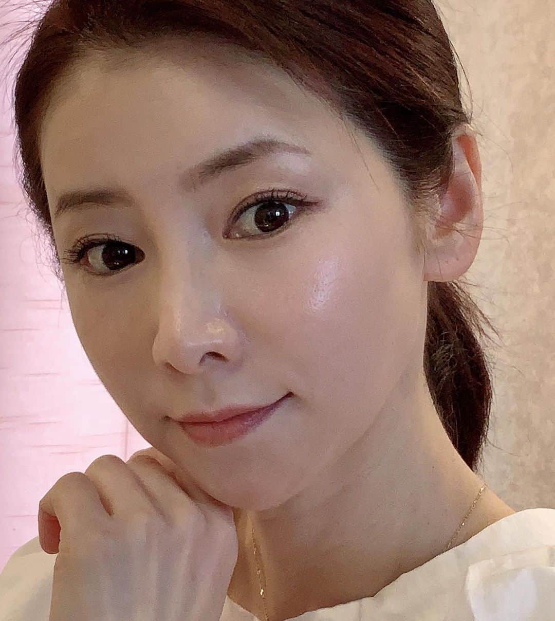 水谷雅子さんのインスタグラム写真 - (水谷雅子Instagram)「日中は暖かく過ごしやすい季節になりましたが、﻿この時期が一番紫外線が強いんですよね。﻿﻿ スキンケアもそれに合わせて新しく取り入れましたよ。﻿😉✨✨﻿ 色々な外的刺激から肌を守りながら集中美白ケアの美容液ね！﻿✨✨﻿ アンプルールから3月に発売された美容液です。﻿✨✨✨﻿ masakoサロンに詳しく紹介しましたのでよかったら見て下さいね！😃💖﻿ #スキンケア#アンプルール#anpleur ﻿ #ラグジュアリーホワイト﻿ #アクティブクリアd #ブライトニング美容液﻿ #美白ケア#シミケア#紫外線ケア ﻿ #透明感#潤い#乾燥肌#くすみ﻿ #トータルケア美容液﻿ #美は一日してならず ﻿ #水谷雅子#水谷雅子beautybook50の私」4月27日 13時26分 - mizutanimasako