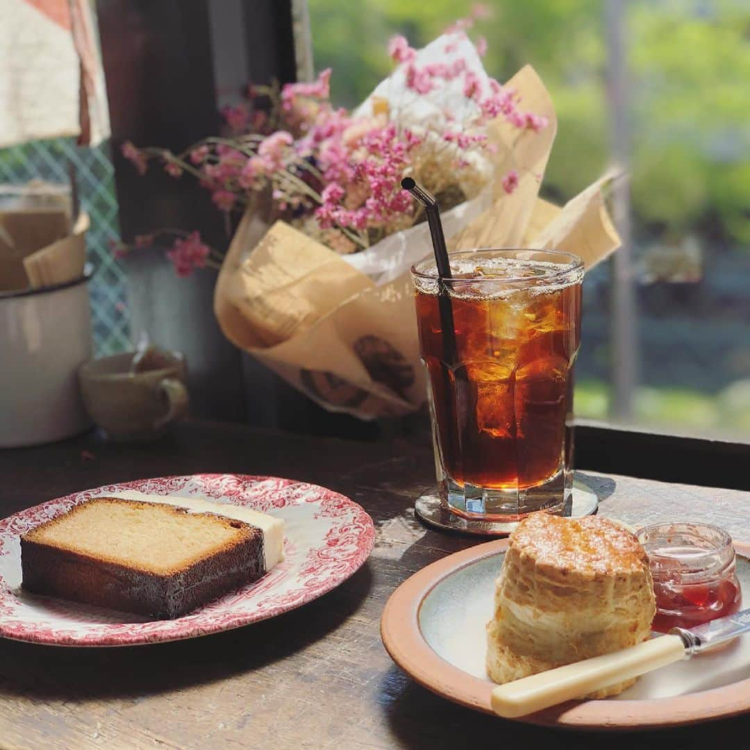 舞花くるみのインスタグラム：「﻿ 私の大好きなカフェ。﻿ 先日、久しぶりに行ってきました。﻿ ここの雰囲気も好きだし、スイーツがどれ食べても本当に美味しい！！﻿ イギリス人のイケメンオーナーさんと、素敵な奥様のお二人でされています。﻿ 奥様が、ちょうど私たちが行った日に出産されたそうで。﻿ おめでとうございます💕﻿ しばらくはお店お休みみたいですが、また再開されたらお邪魔したいと思います。 ﻿ #northfields ﻿ #northfieldssendai ﻿ #仙台カフェ」