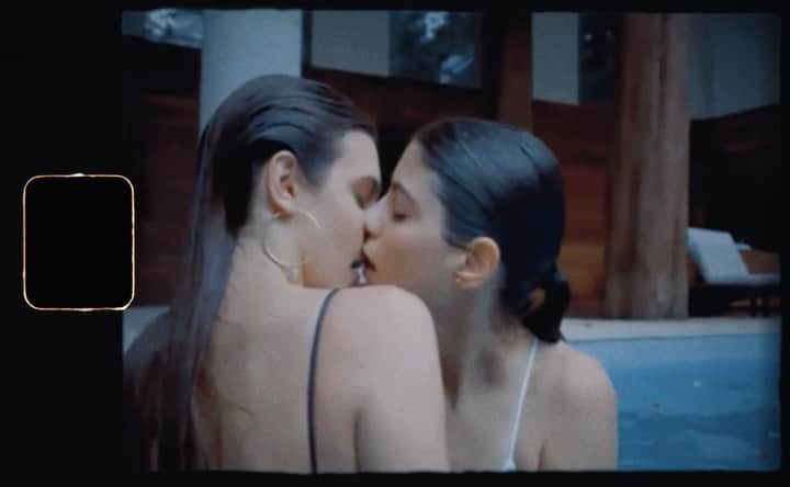 Macarena Achagaのインスタグラム：「lesbian visibility day 🫀  siempre quise subir este clip, porque este fue el primer beso lésbico en tele abierta en latinoamericana sin censura, y no puedo poner en palabras el nivel de importancia que tiene para mi. #Juliantina me cambió la vida pero lo que más feliz me hace es que también cambió muchas otras vidas ahí afuera. I see u 💘 we see u @barbara_lopez21 🍑 partner in crime siempre, gracias por contar esta historia conmigo」