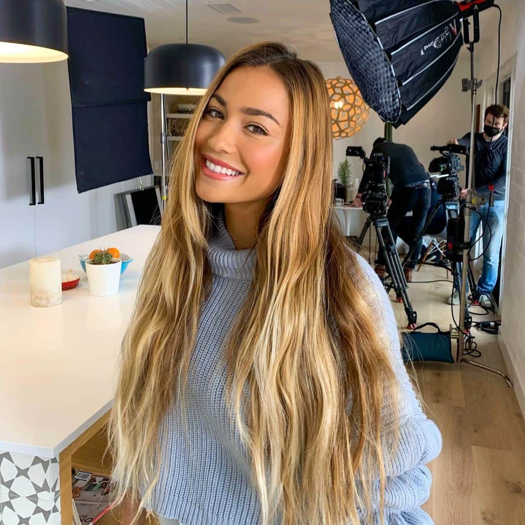 ティア・ブランコのインスタグラム：「Busy 🐝 / Hair & makeup @mudhoneyy 🍯」