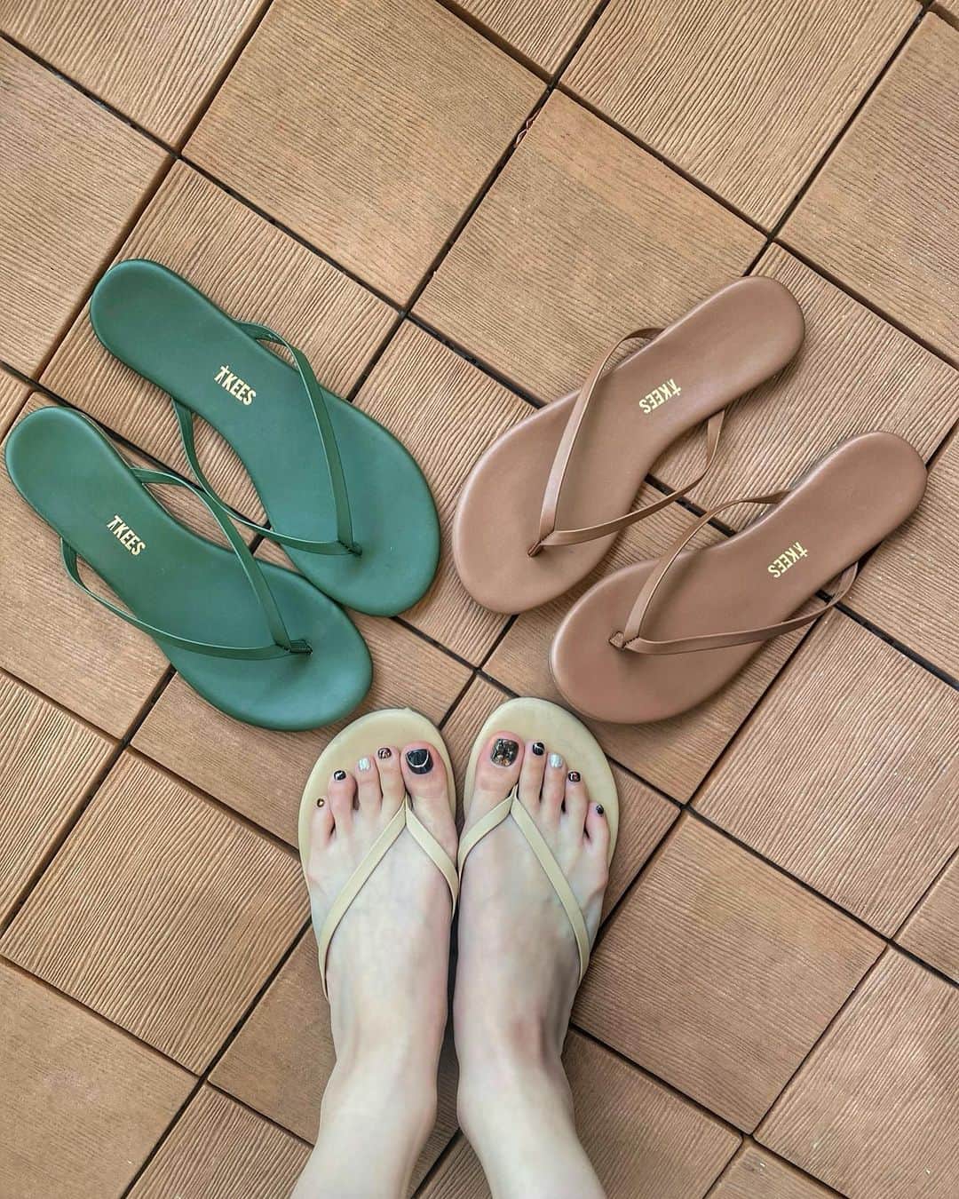 一ノ瀬恋のインスタグラム：「今年の新入りはFOREST & HEATWAVE 👣 @tkees  気に入ったものは色ち買い❤️ 普段持ってない色を買ってみた✨  #ファッション #コーディネート#春コーデ #ママコーデ #30代ファッション #大人女子 #ショートカット #ショート女子 #ママスタグラム #ママライフ #令和2年ベビー #男の子のママ  #イエベ春 #ビビットスプリング #イエベ秋 #ストロングオータム #骨格ウェーブ #ootd #fashion #Cordie #ティキーズ  #tkees」