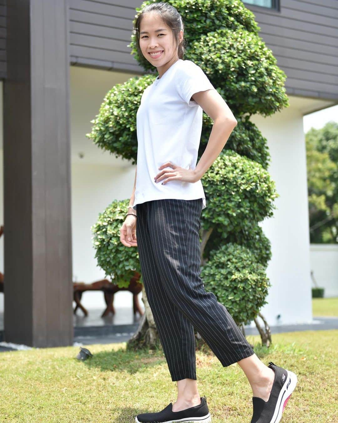 ラチャノック・インタノンのインスタグラム：「วันพักผ่อนชิวๆ ของเมย์ 😊  เมย์เลือก Skechers GOwalk Arch Fit เป็นรองเท้าที่ใส่สบายม้าก จะเดินเยอะแค่ไหนก็ไม่กังวัลเรื่องปวดเท้าหรืออับเท้าเลย รุ่นนี้เค้าออกแบบมาอย่างดีด้วยเทคโนโลยี Comfort Pillars โฟมพื้นกลางที่น้ำหนักเบาและยืดหยุ่น ช่วยเสริมความมั่นคงในขณะเดินได้ดีมาก เมย์แนะนำเลยค่า 👍🏼   #GoWalkArchFit  #SkechersTH」