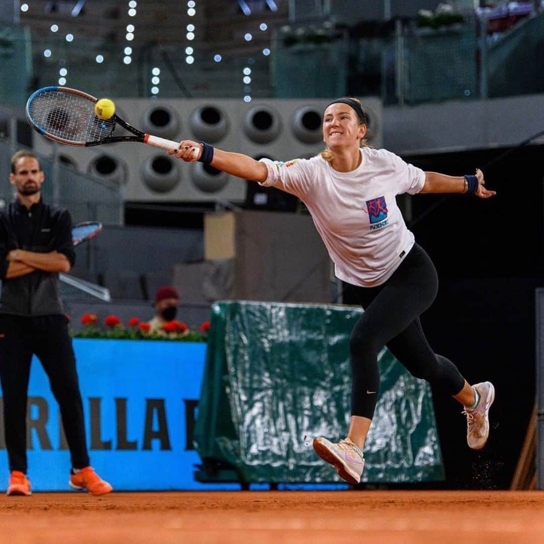 ビクトリア・アザレンカのインスタグラム：「Hola Madrid 👋🏻 Ha pasado algún tiempo   Ps. Its me chasing a 💣 forehand from @mariasakkari 😂 😓  @mutuamadridopen」