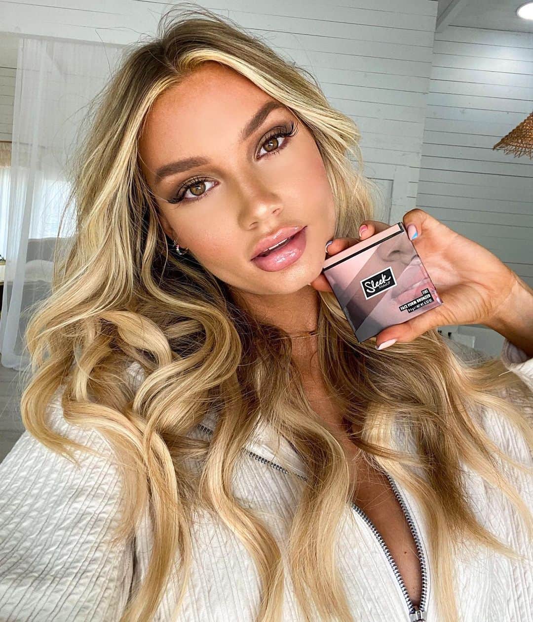 Alexa Collinsさんのインスタグラム写真 - (Alexa CollinsInstagram)「@prettylittlething has the best beauty products! This bronzer has your girl glowy ✨」4月27日 6時26分 - alexacollins