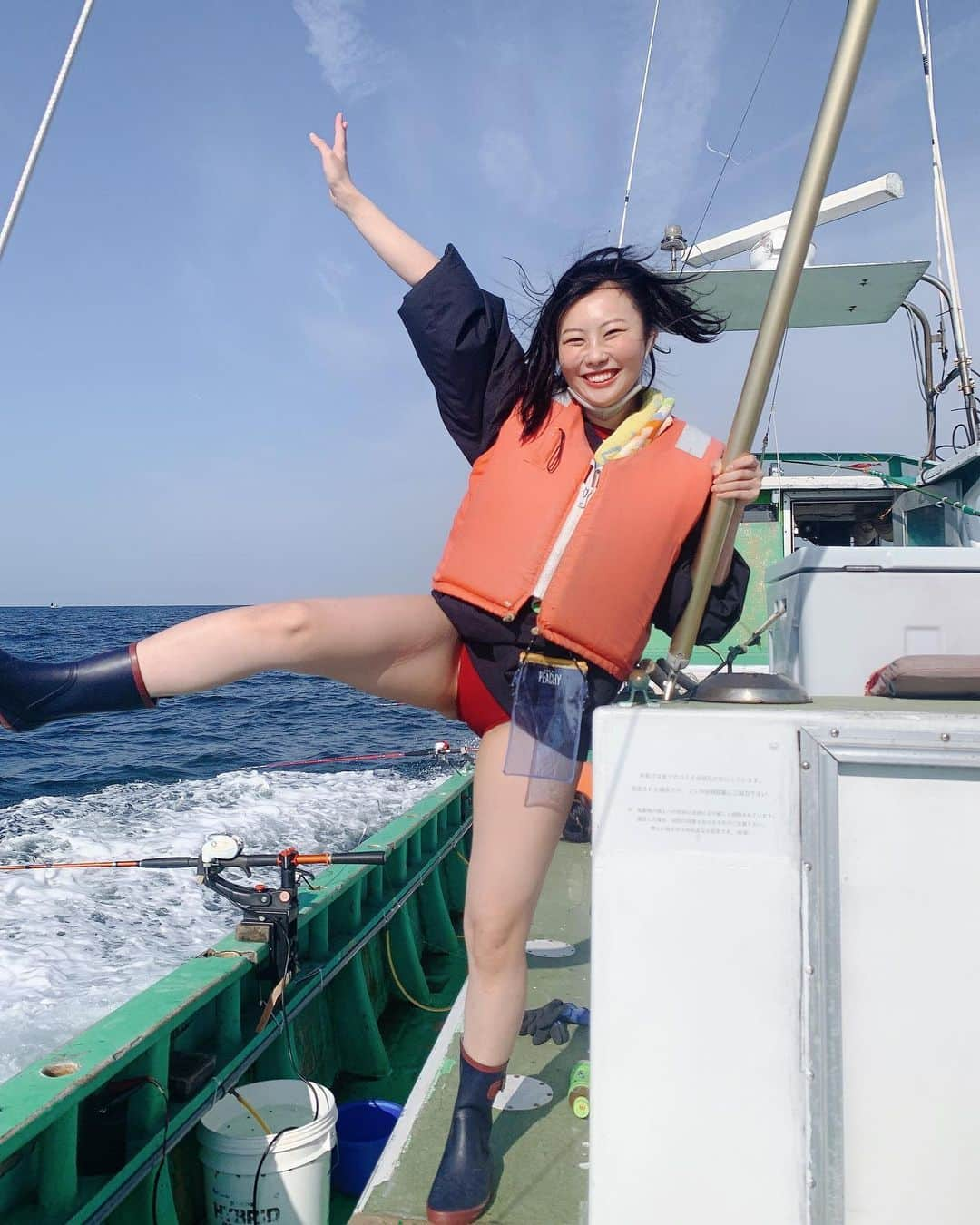 川島愛里沙さんのインスタグラム写真 - (川島愛里沙Instagram)「ブルマで釣りに行きました🎣 船のおばちゃんに心配されてズボン貸してくれました🙏🎣笑 . . 釣りたのしいなあ〜！ アマダイ釣りに行ったんだけど アマダイは釣れず😓😓 ホウボウとトラギスを釣りました❤️ . . . 5月5日はなまる撮影会あります‼️ GW中なのでぜひお待ちしてます💘 予約URL↓ https://hanamaru-photo.com/article/7226.html . . . . #グラドル自画撮り部 #釣り #ブルマ #コスプレ #船 #アマダイ #フィッシング #魚釣り #グラビアアイドル #撮影会 #海 #japanesegirl  #sea #fishing #followme #fish #instagood #instalike  #낚시입니다 #배경화면  #일본 #셀피 #셀기꾼 #셀스타그램　#셀카그램 #얼스타그램 #셀카」4月27日 6時35分 - onikuarichan