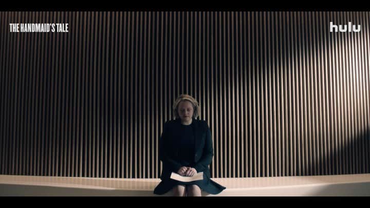 エリザベス・モスのインスタグラム：「2 more days... @handmaidsonhulu #thehandmaidstale」