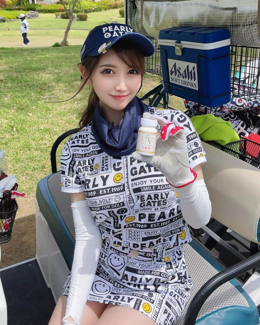 のインスタグラム：「. おはようございます☀ . ゴルフでこれ以上焼けたくないので、飲む日焼け止めデビューしました😆✨内側からのケアも大切ですよね！ 焼けやすい体質なので、これからはちゃんとUVケアをしようと思います🥺 . それとUVカットマスクデビューも🤣 これキャディさんが着けてて良いな〜と思って同じの探して買いました😷とても快適💙 . #ゴルフ女子#ゴルフ初心者#ゴルフ#ゴルフ好き#ゴルフウェア#ゴルフコーデ#ゴルフ好きな人と繋がりたい#パーリーゲイツ#UVトータルクリア#飲む日焼け止め#日焼け止めサプリ#美白#保湿#シミ対策#golf#golfstagram#golflife#golfgirl#pearlygates#uvcut」