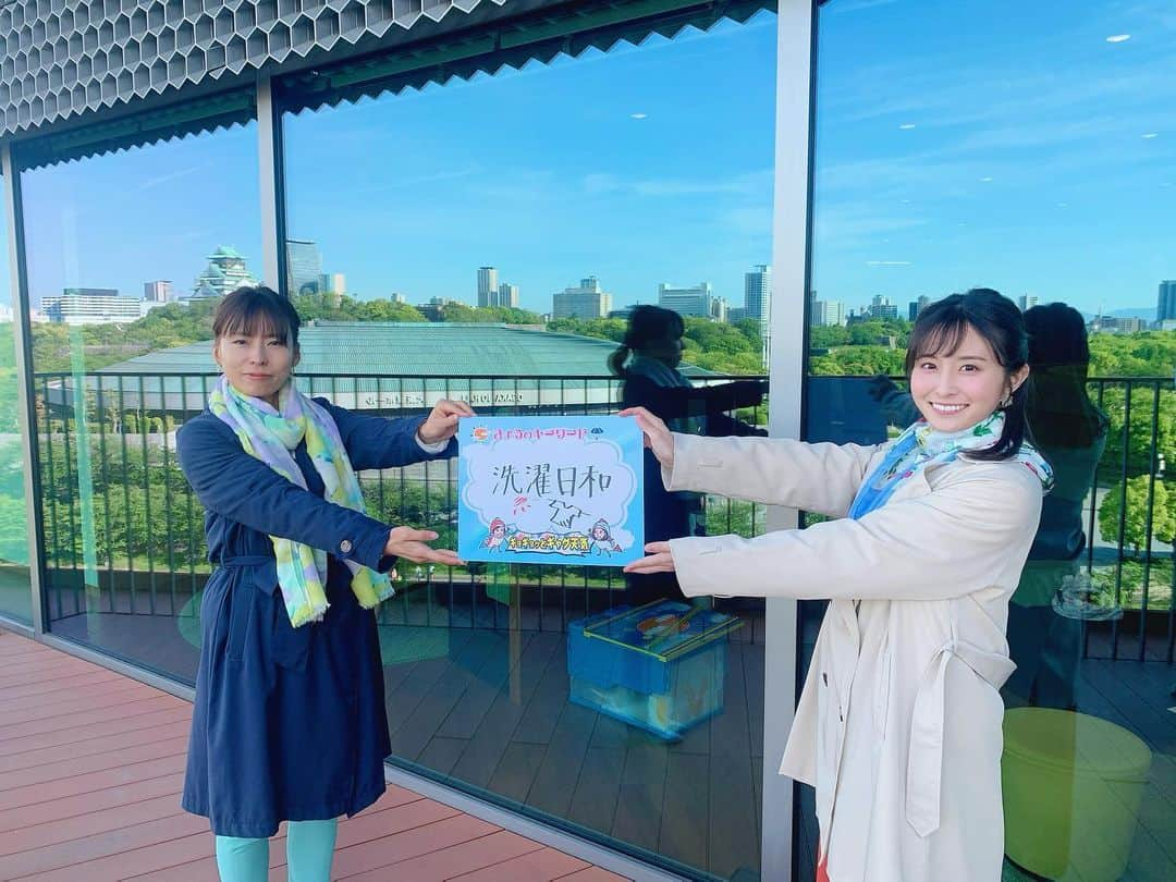 佐藤佳奈さんのインスタグラム写真 - (佐藤佳奈Instagram)「今朝もすまたんお天気担当でした！ ・ 今日も朝はひんやり❄️ 近畿では12日ぶりに氷点下の冷え込みのところも出てきています🥶 ・ ただ、日中は昨日よりも気温上がって暖かくなりそうです☀️ ・ 空気が乾燥して絶好の洗濯日和に！ 明日からお天気下り坂なので、今日の日差しを有効活用しましょう💪 ・ そして、今朝のみんなのパワーソングは虎谷さんが選んだ安室奈美恵さんの「La La La」 とってもおしゃれで素敵な曲☺️✨ 虎谷さんが安室奈美恵さんのファンだと初めて知りました！ ・ ・ #すまたん #すまたんzip  #さかなのギョギョッとギャグ天気」4月27日 7時38分 - kana_sato_sakana