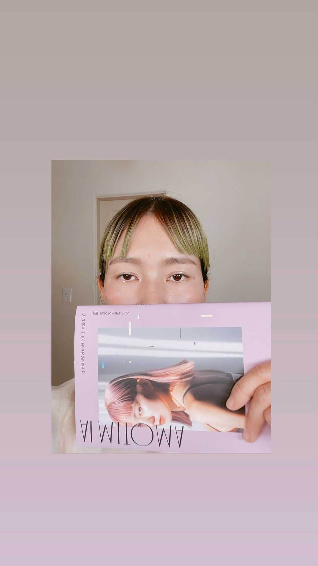 三苫愛のインスタグラム：「Inspired by my style book 📖 #三苫愛スタイルブックaimitoma  ネイルテープのキラキラです。」
