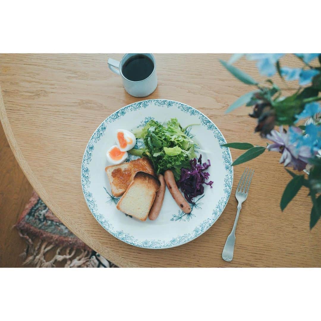 高山都さんのインスタグラム写真 - (高山都Instagram)「珍しくトーストにジャムを塗りたい！とガサゴソ探し出すところから始まった朝。 好きなものは自分で選んでいく。 良い日を作るのって、そこからはじまる気がしている。 #みやれゴハン」4月27日 8時51分 - miyare38