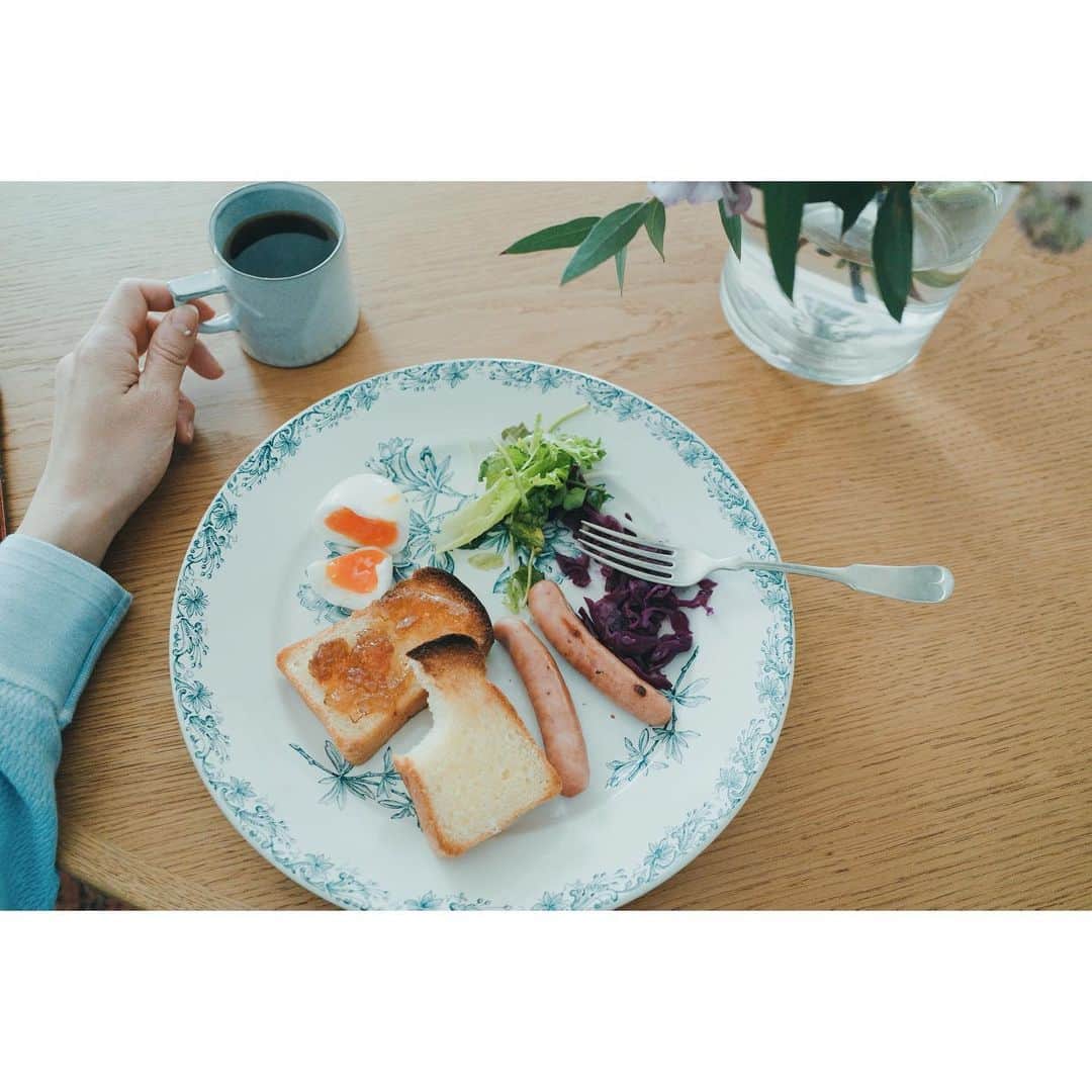 高山都さんのインスタグラム写真 - (高山都Instagram)「珍しくトーストにジャムを塗りたい！とガサゴソ探し出すところから始まった朝。 好きなものは自分で選んでいく。 良い日を作るのって、そこからはじまる気がしている。 #みやれゴハン」4月27日 8時51分 - miyare38