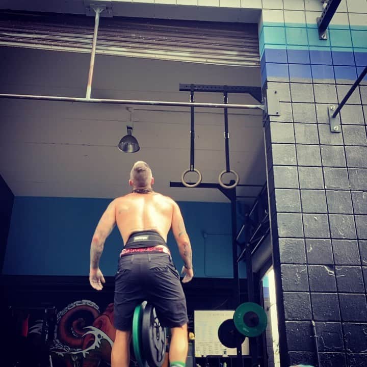 ザッキー・ヴェンジェンスのインスタグラム：「Pause pull-ups up to 60 lbs. constant gradual growth is the name of the game folks. #pullups #weightedpullups #fitnessjourney」