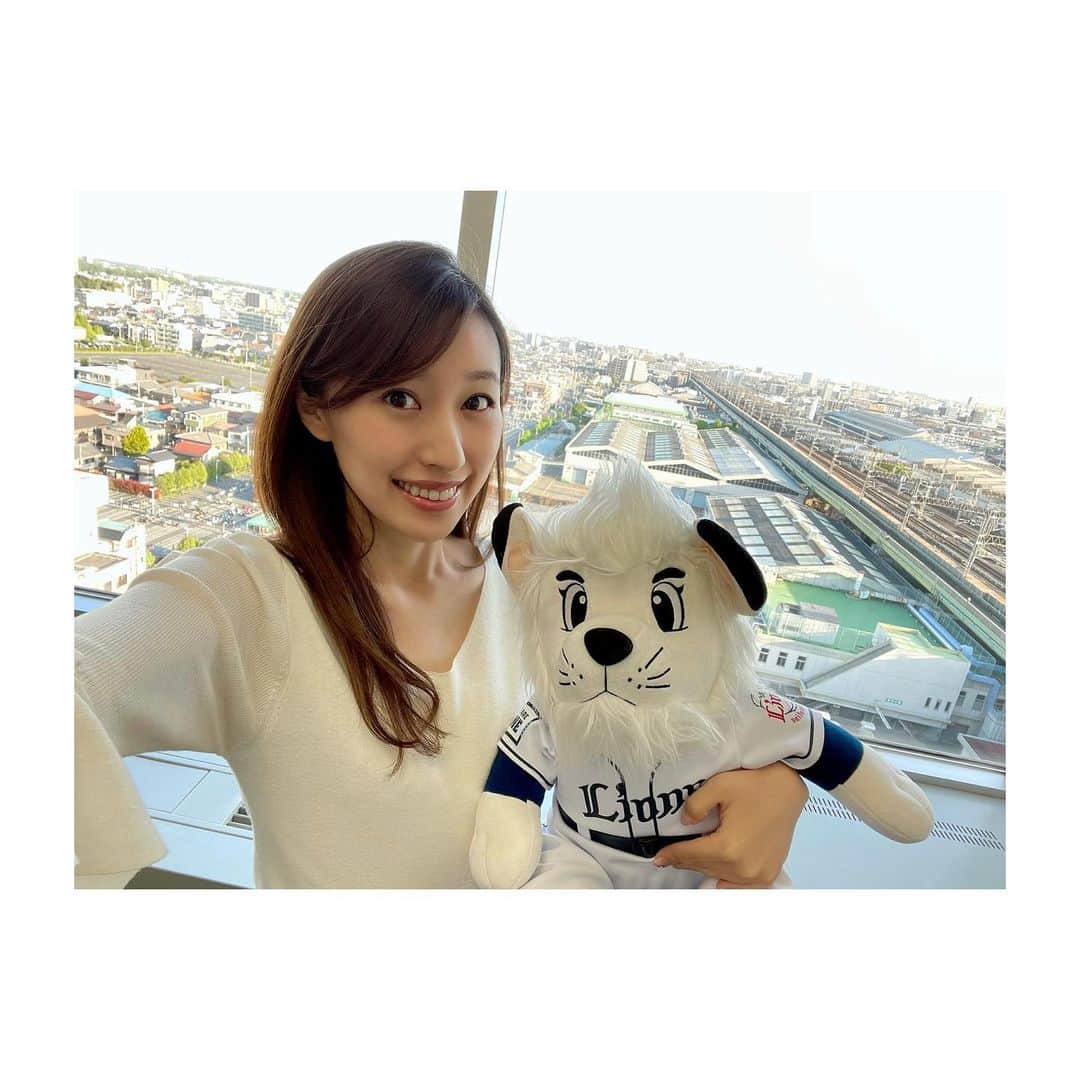 のインスタグラム：「* 今日もNack5ニュースをお聴きいただき、ありがとうございました😊 明後日、明々後日もよろしくお願いします❤︎  実は先週末、ついに新しいスマホ・iPhone12Proに替えました〜😋✨ カメラの精度がやっぱり違う‼️ 広角カメラ、最高です🥺🥺  そして時折5Gと表示されると、最先端な人間になった気分になって嬉しい😭✨  皆に早速オススメし回っていますが、都内では緊急事態宣言が出て スマホ用アクセサリーを買いに行けないのが残念なところ🥲  #newiphone  #iphone12pro #Nack5 #大宮の朝 #埼玉西武ライオンズ  #レオ くんと #gm #me」