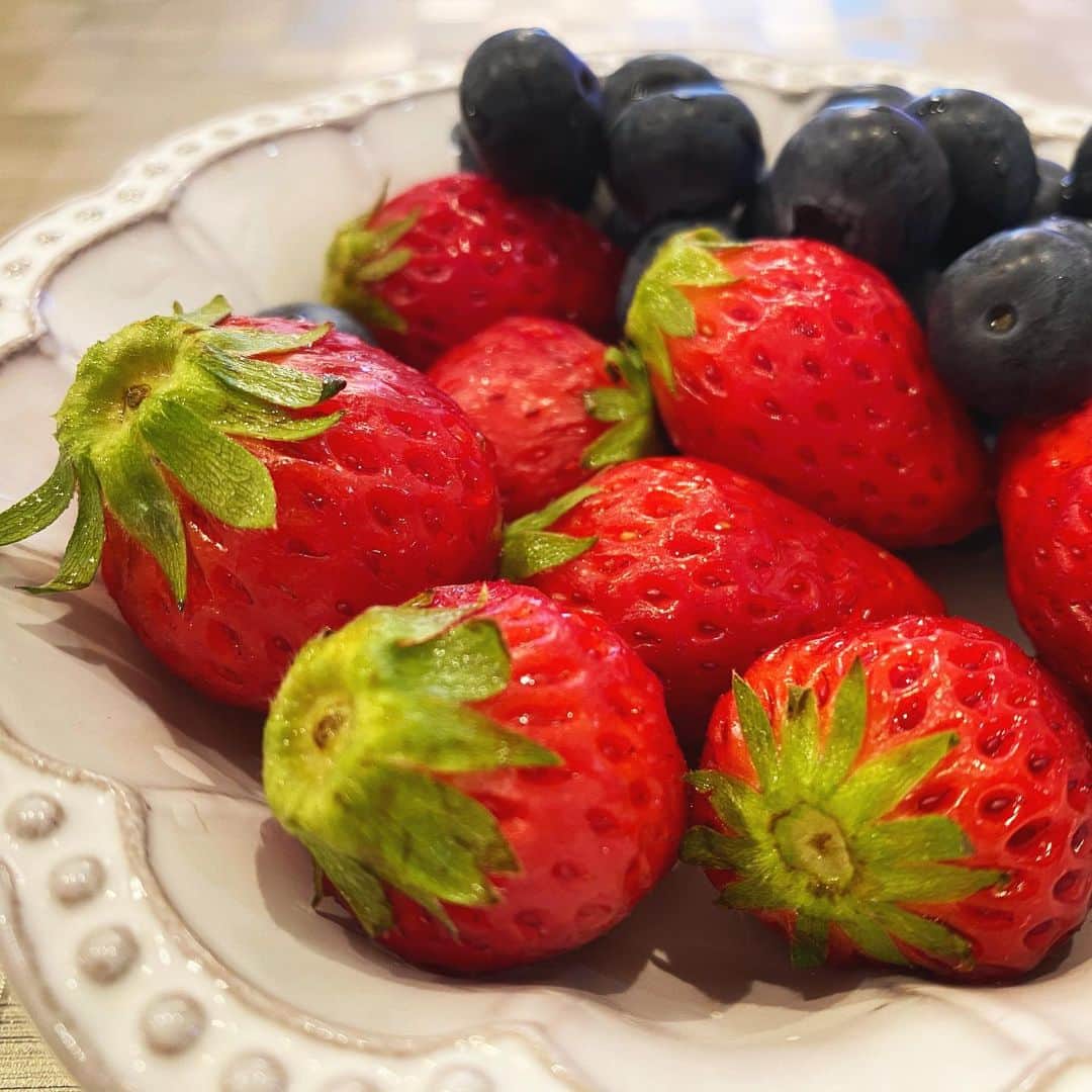 角谷暁子のインスタグラム：「頂き物の苺とブルーベリー🍓🫐✨熟れすぎる直前の柔らかくて甘い一瞬を捉えました☺︎」
