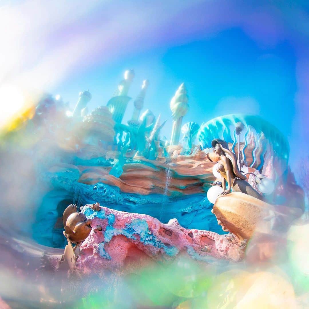東京ディズニーリゾートさんのインスタグラム写真 - (東京ディズニーリゾートInstagram)「Blue sea sparkling in sunlight. きらめく海の世界へ🐚✨ #kingtritoncastle #mermaidlagoon #tokyodisneysea #tokyodisneyresort #ariel #flounder #キングトリトンキャッスル #マーメイドラグーン #東京ディズニーシー #東京ディズニーリゾート #アリエル #フランダー」4月27日 10時41分 - tokyodisneyresort_official