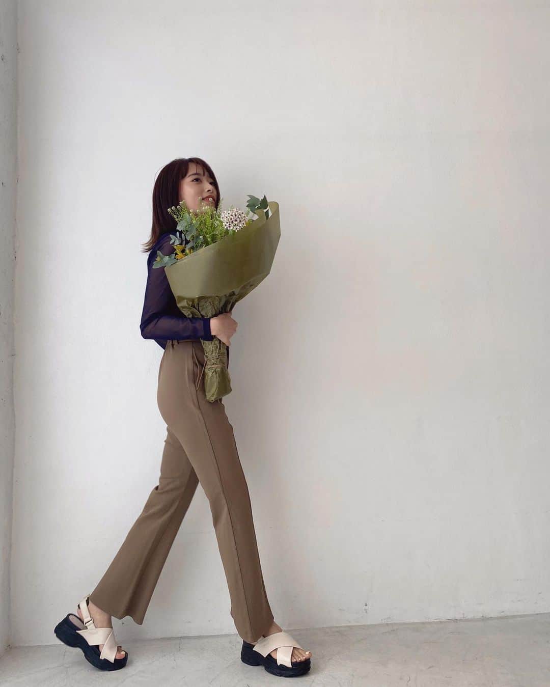 近藤千尋のインスタグラム：「いつかの私服🌼 撮影終わりに素敵な お花を頂きました☺️✨ ありがとうございます🥲❗️ 嬉しいな~♥️♥️ そして GUのパンツがストレッチが効いて 大人でも履けるデザインで万能👌😍  @gu_global　@gu_for_all_」