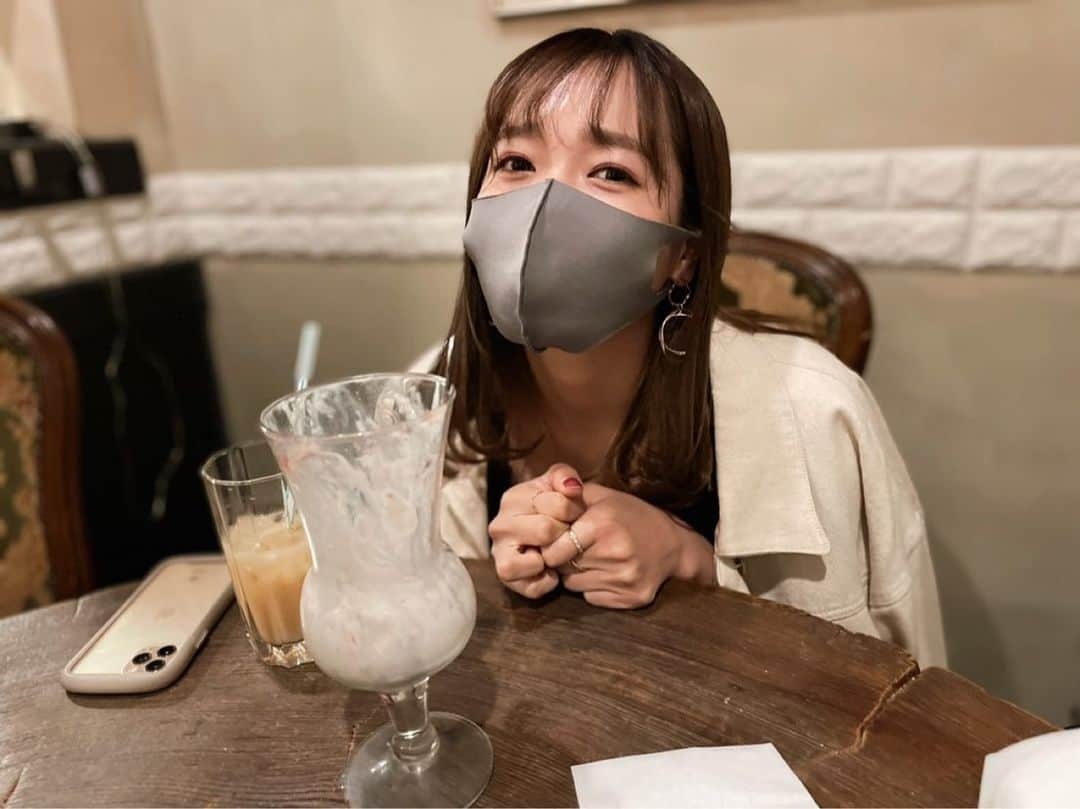 いよたなるみさんのインスタグラム写真 - (いよたなるみInstagram)「🚶‍♀️🍨  おさんぽついでにカフェへ立ち寄りました。 おおきなパフェ。ぺろり」4月27日 11時12分 - iyotanarumi